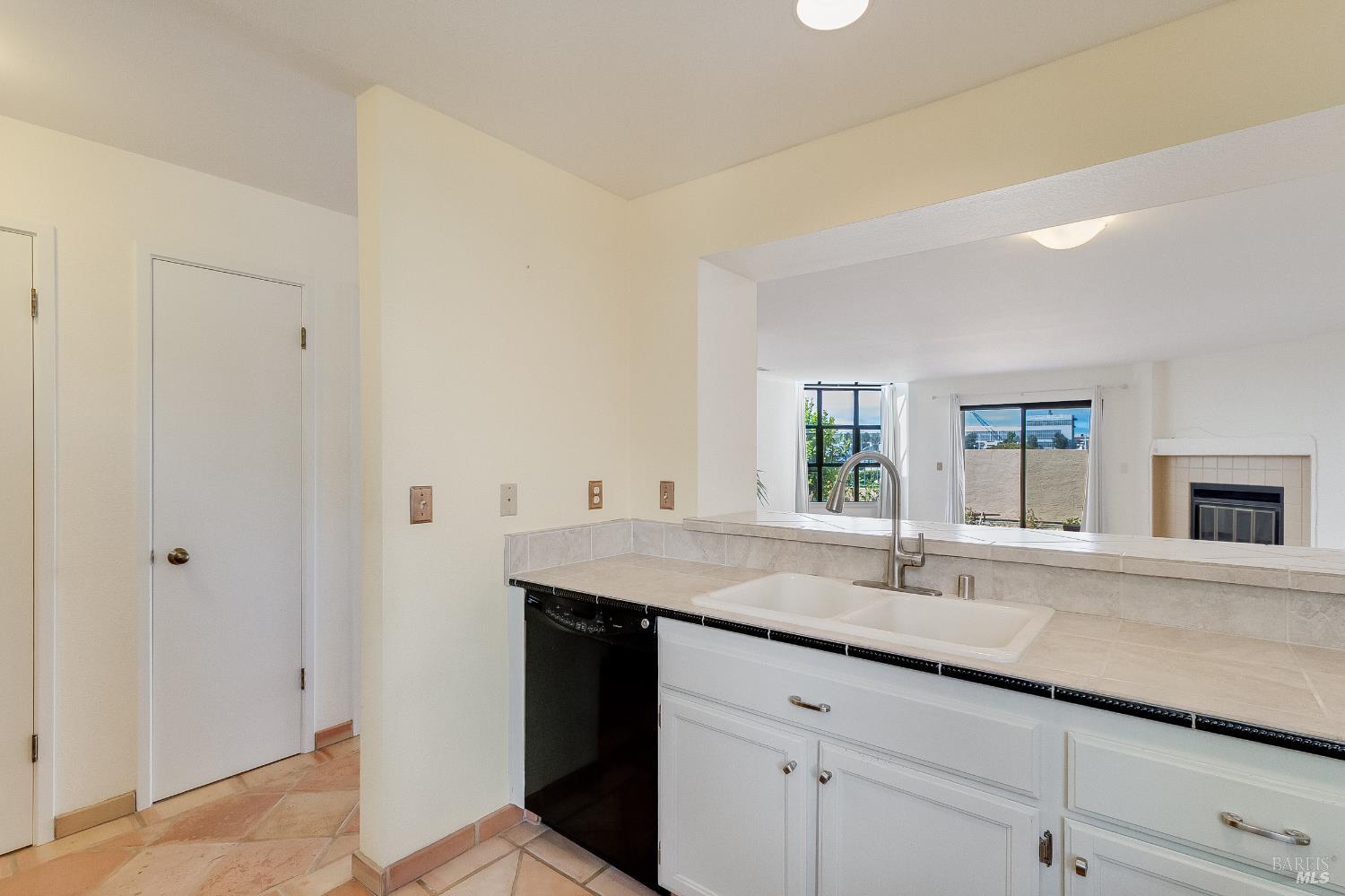 Detail Gallery Image 7 of 56 For 171 Nantucket Ln, Vallejo,  CA 94590 - 1 Beds | 1 Baths