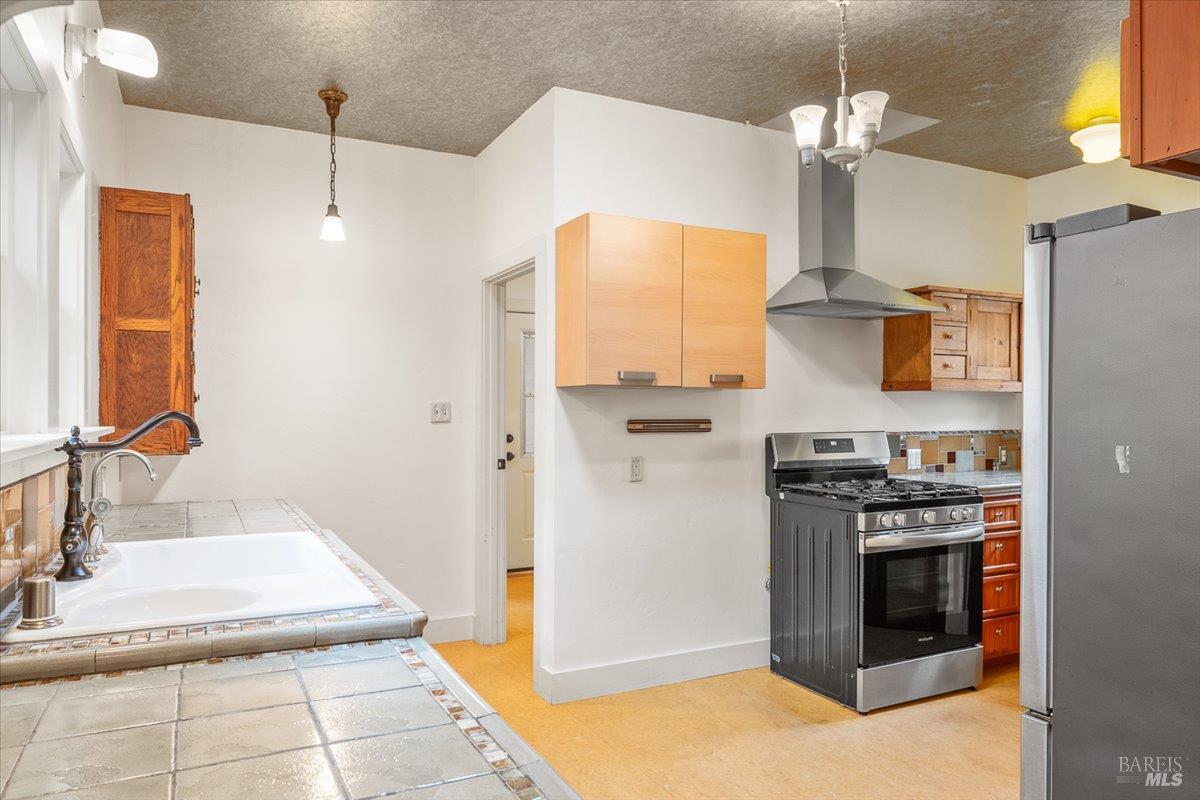 Detail Gallery Image 10 of 47 For 635 Brown St, Healdsburg,  CA 95448 - 3 Beds | 3/1 Baths