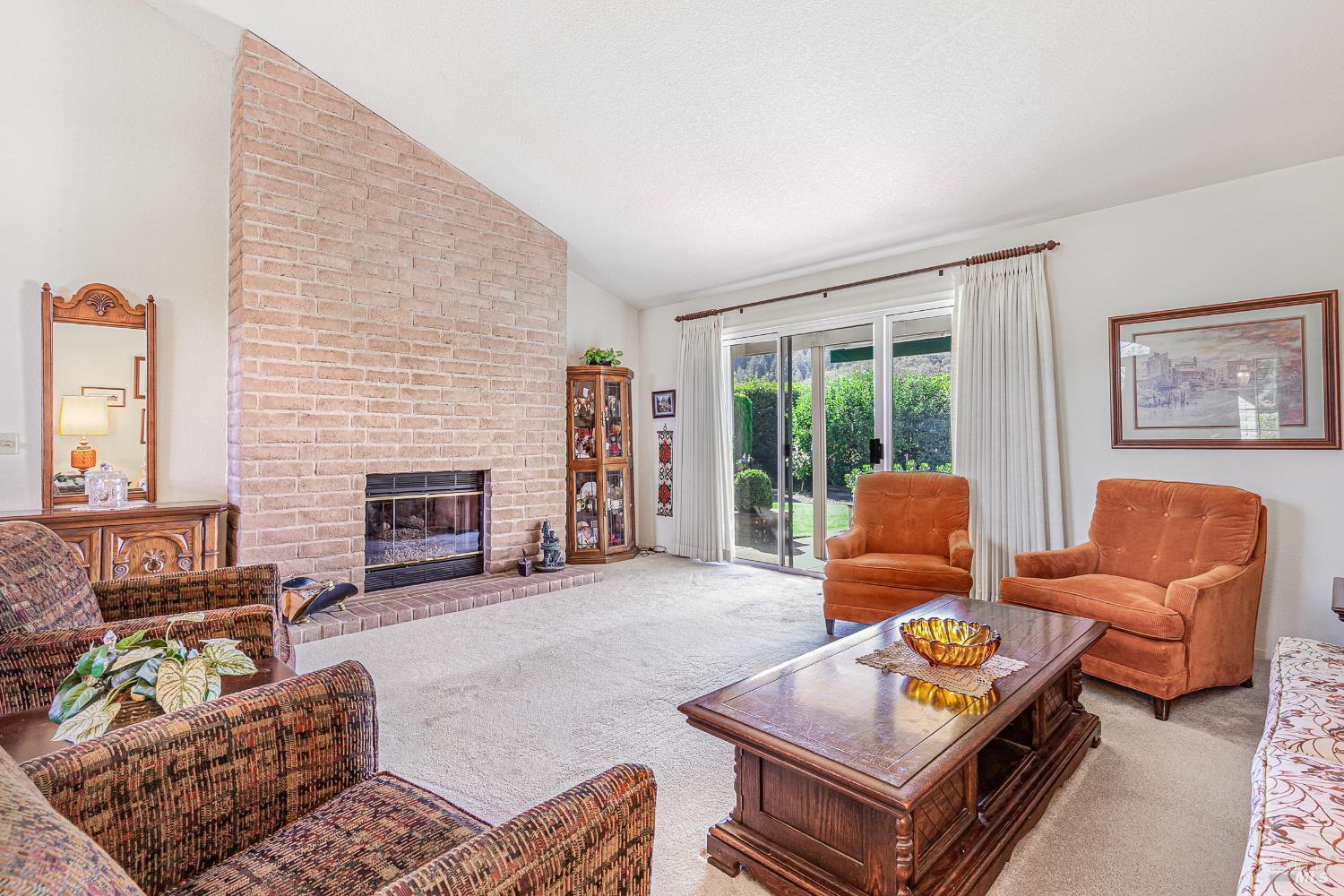 Detail Gallery Image 5 of 56 For 240 Silver Creek Cir, Santa Rosa,  CA 95409 - 3 Beds | 2 Baths