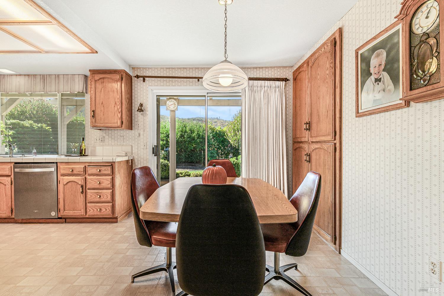 Detail Gallery Image 14 of 56 For 240 Silver Creek Cir, Santa Rosa,  CA 95409 - 3 Beds | 2 Baths