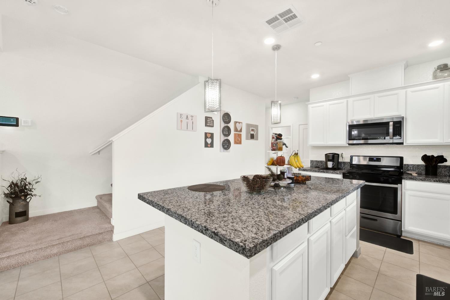 Detail Gallery Image 8 of 46 For 1100 Davidson Ct, Dixon,  CA 95620 - 4 Beds | 3 Baths