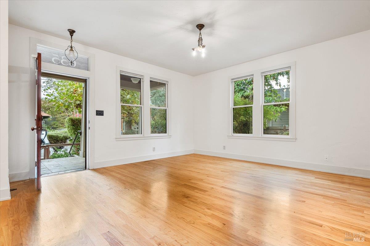 Detail Gallery Image 3 of 47 For 635 Brown St, Healdsburg,  CA 95448 - 3 Beds | 3/1 Baths