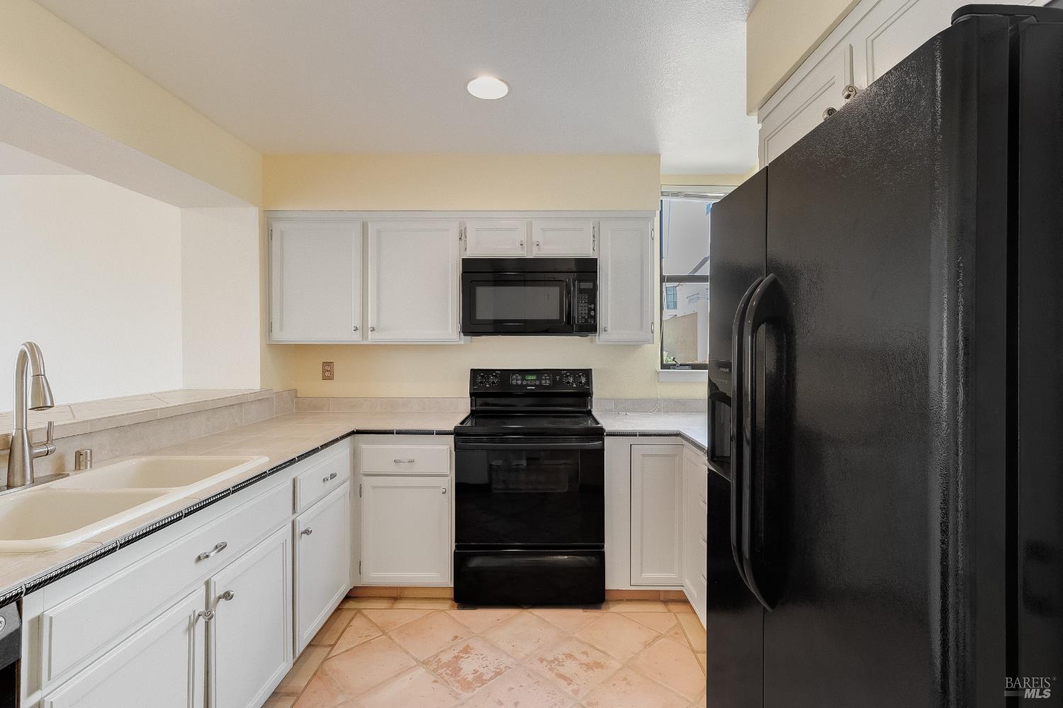 Detail Gallery Image 4 of 56 For 171 Nantucket Ln, Vallejo,  CA 94590 - 1 Beds | 1 Baths