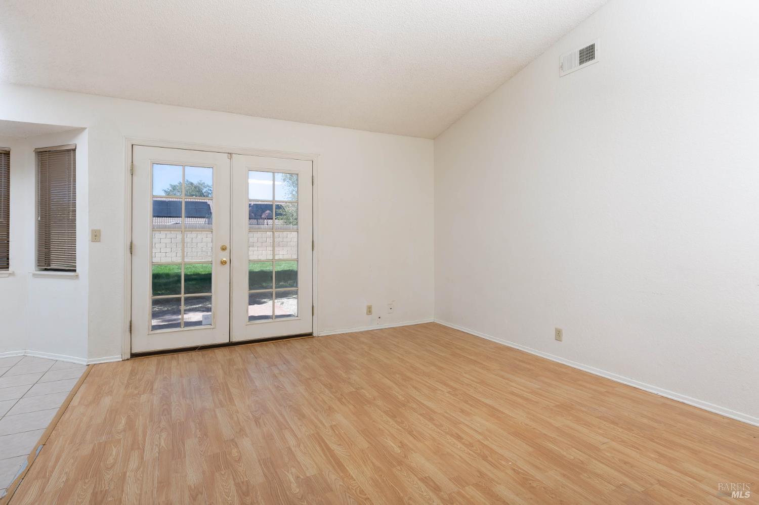 Detail Gallery Image 9 of 20 For 44609 Grove Ln, Lancaster,  CA 93534 - 3 Beds | 2 Baths