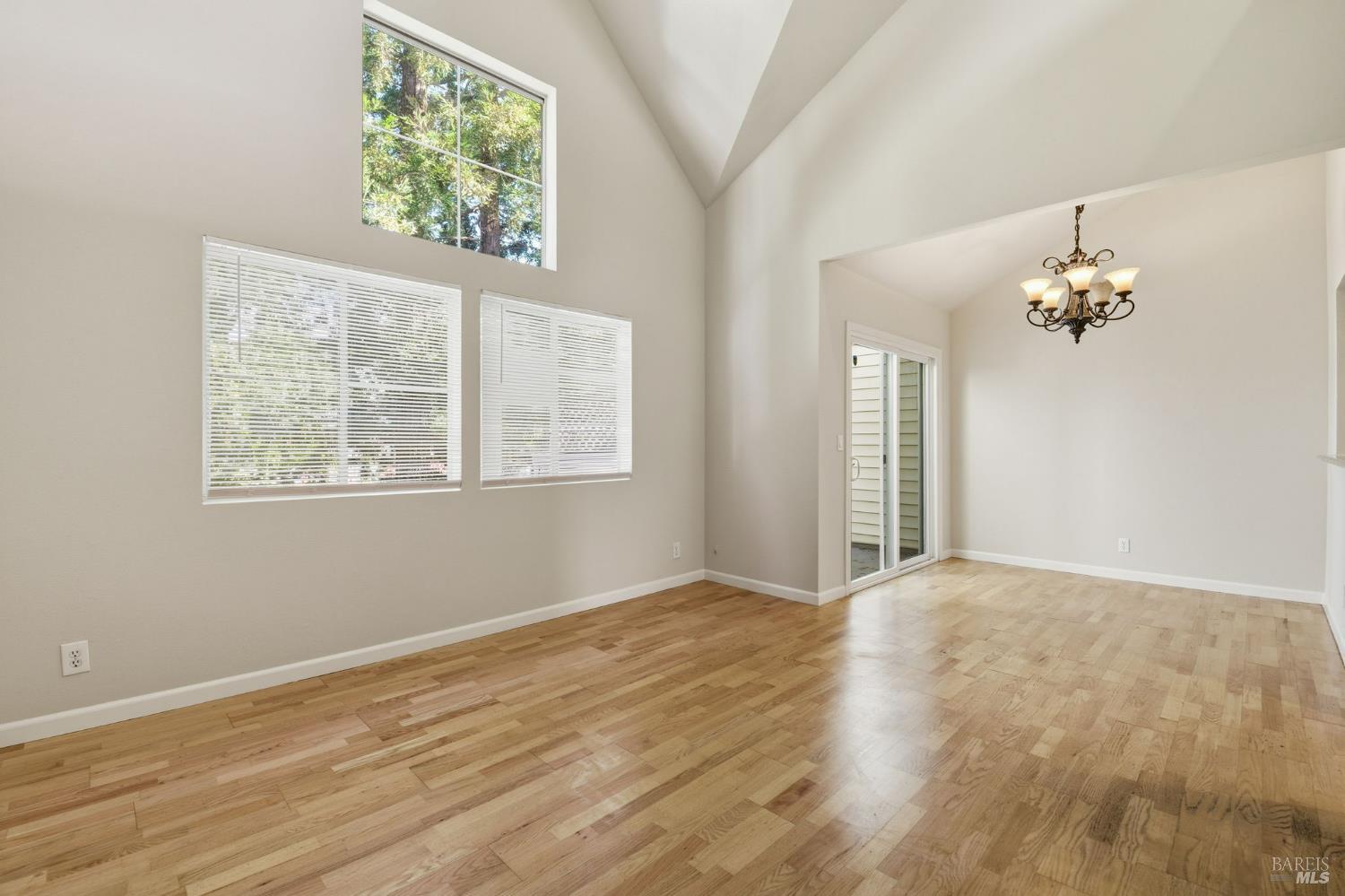 Detail Gallery Image 5 of 27 For 4632 Melody Dr #E,  Concord,  CA 94521 - 2 Beds | 2 Baths