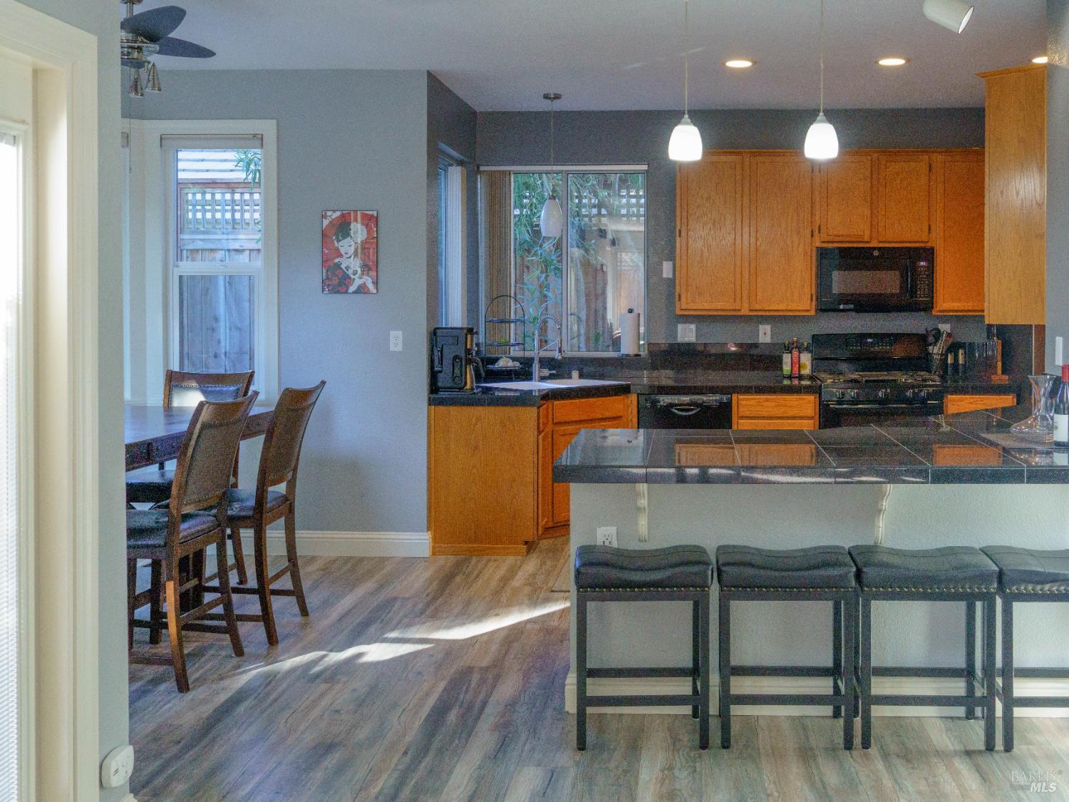 Detail Gallery Image 9 of 26 For 642 White Oak Ln, Vacaville,  CA 95687 - 4 Beds | 2/1 Baths