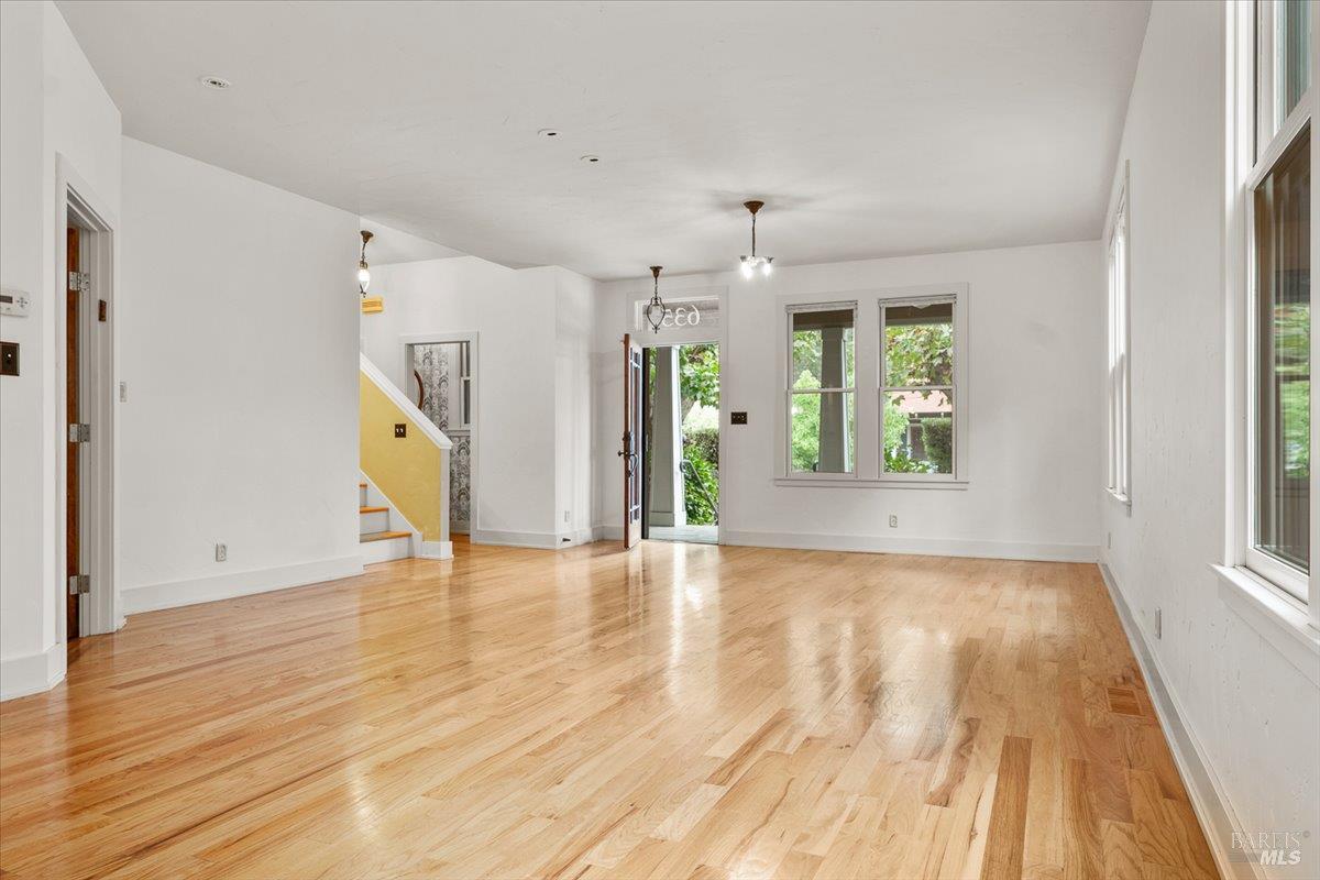 Detail Gallery Image 6 of 47 For 635 Brown St, Healdsburg,  CA 95448 - 3 Beds | 3/1 Baths