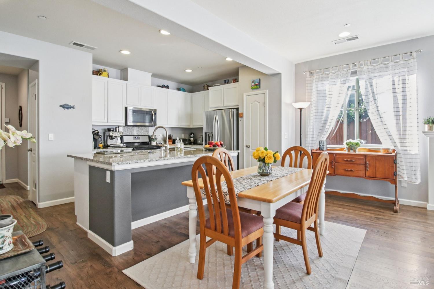 Detail Gallery Image 9 of 26 For 2455 Avignon Cir, Santa Rosa,  CA 95403 - 3 Beds | 2 Baths