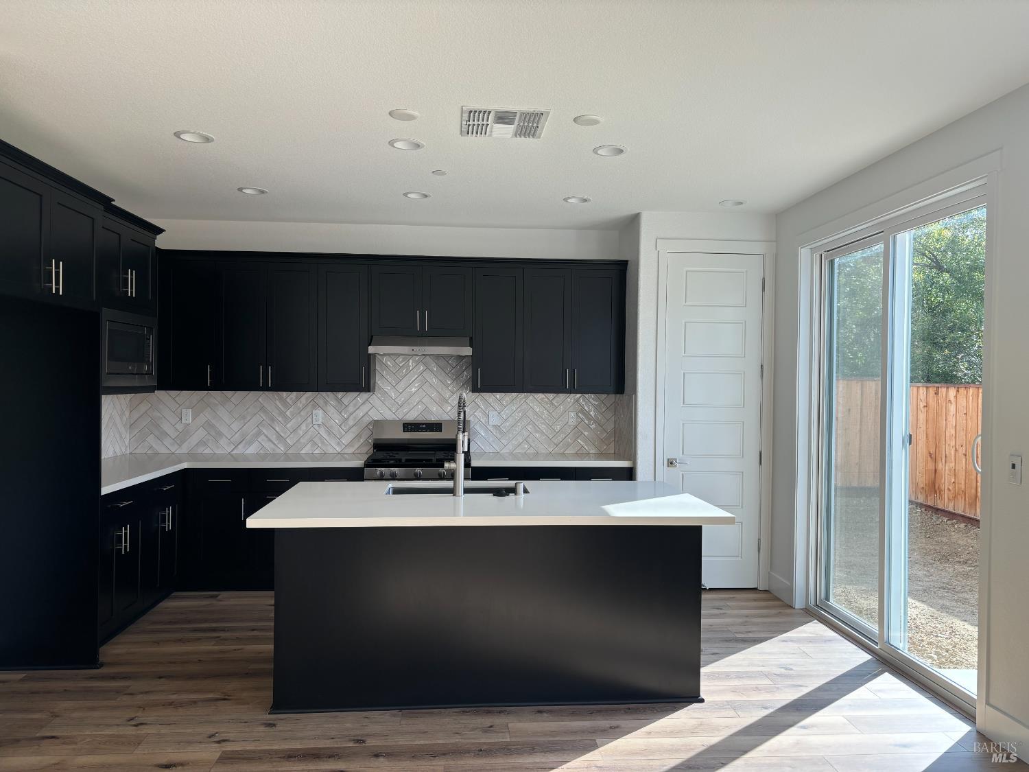 Detail Gallery Image 2 of 5 For 246 Echols Dr, Martinez,  CA 94553 - 3 Beds | 2/1 Baths