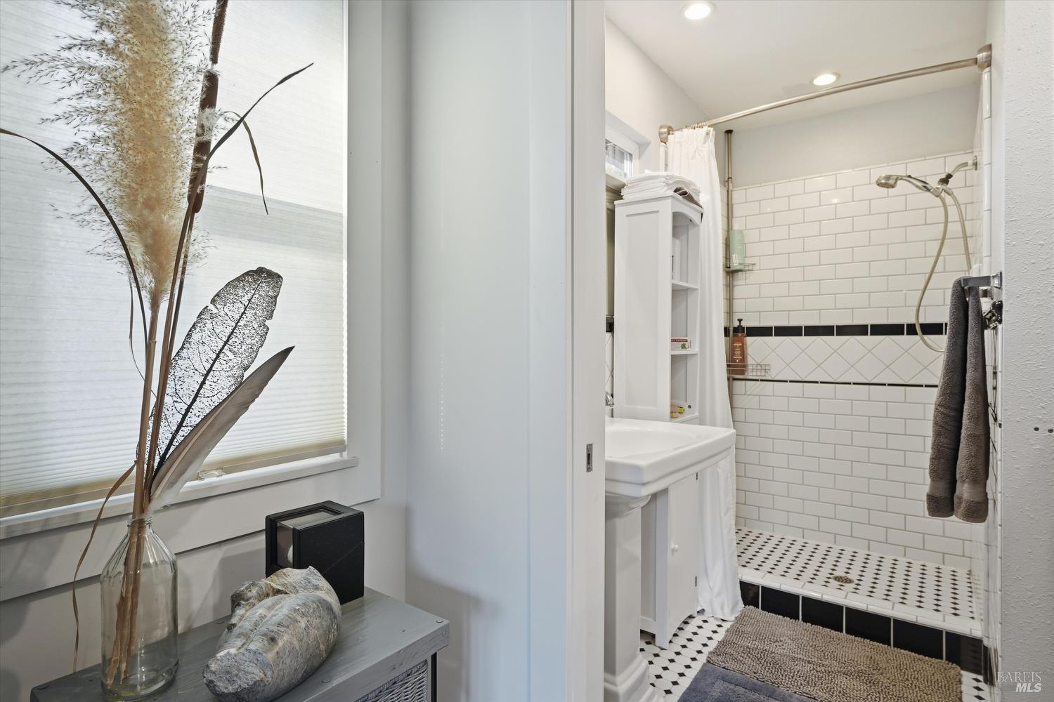 Detail Gallery Image 17 of 44 For 19453 Mountain Mdws, Hidden Valley Lake,  CA 95467 - 3 Beds | 2 Baths