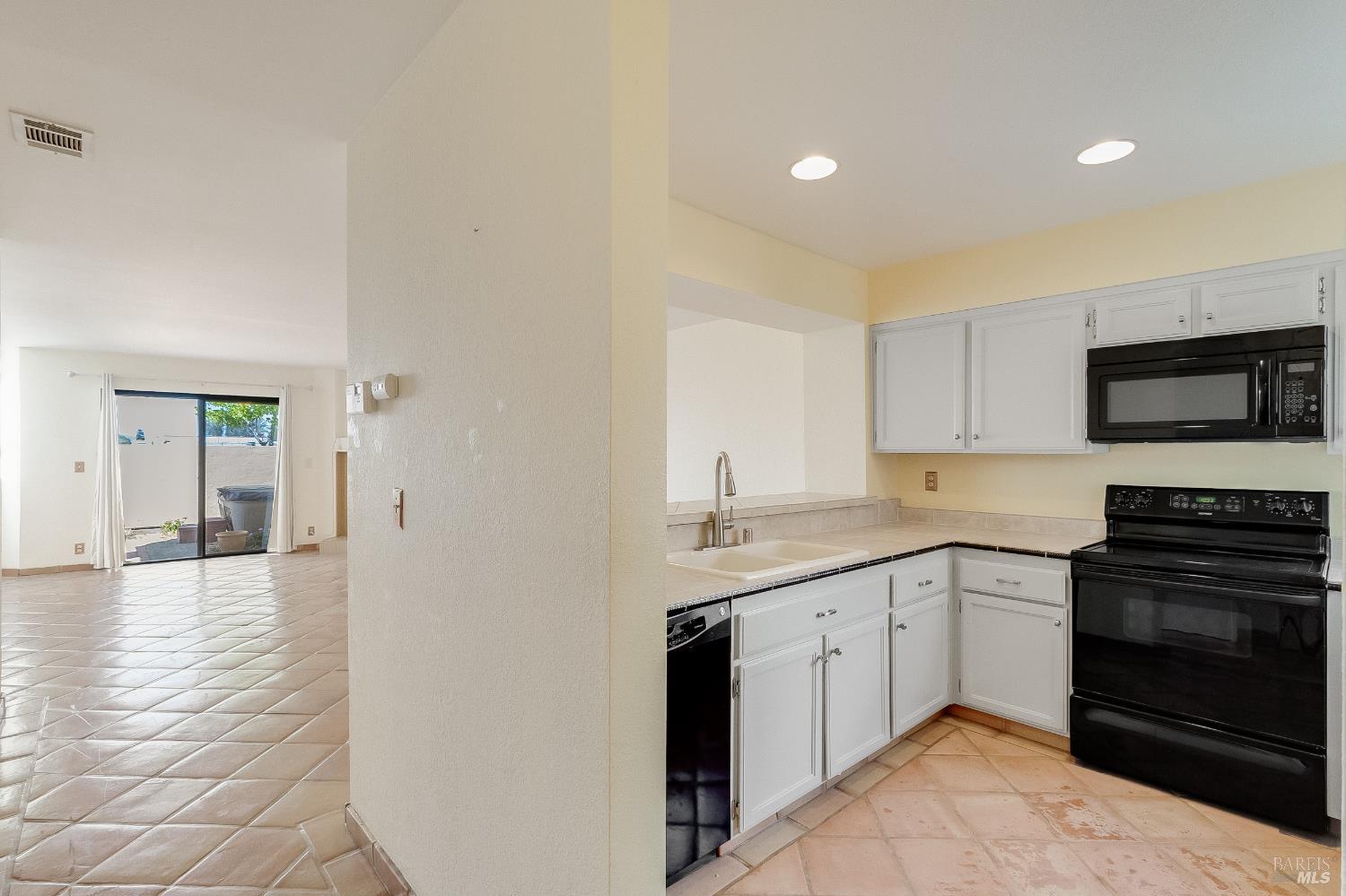 Detail Gallery Image 3 of 56 For 171 Nantucket Ln, Vallejo,  CA 94590 - 1 Beds | 1 Baths