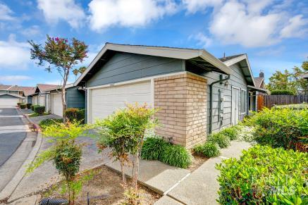 Detail Gallery Image 2 of 28 For 2825 Sundown Cir, Fairfield,  CA 94533 - 2 Beds | 2 Baths