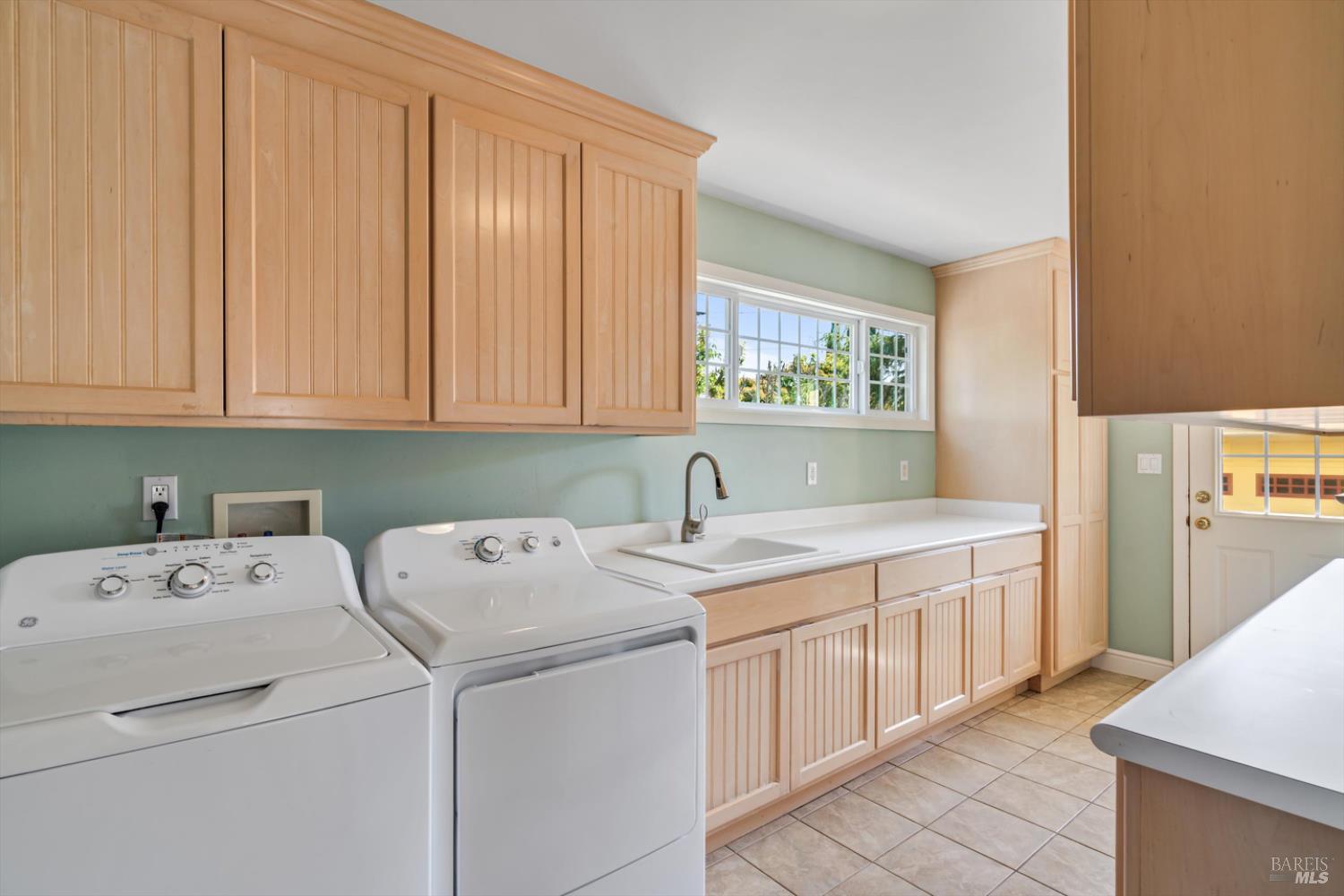 Detail Gallery Image 14 of 30 For 811 D St, Petaluma,  CA 94952 - 4 Beds | 3 Baths