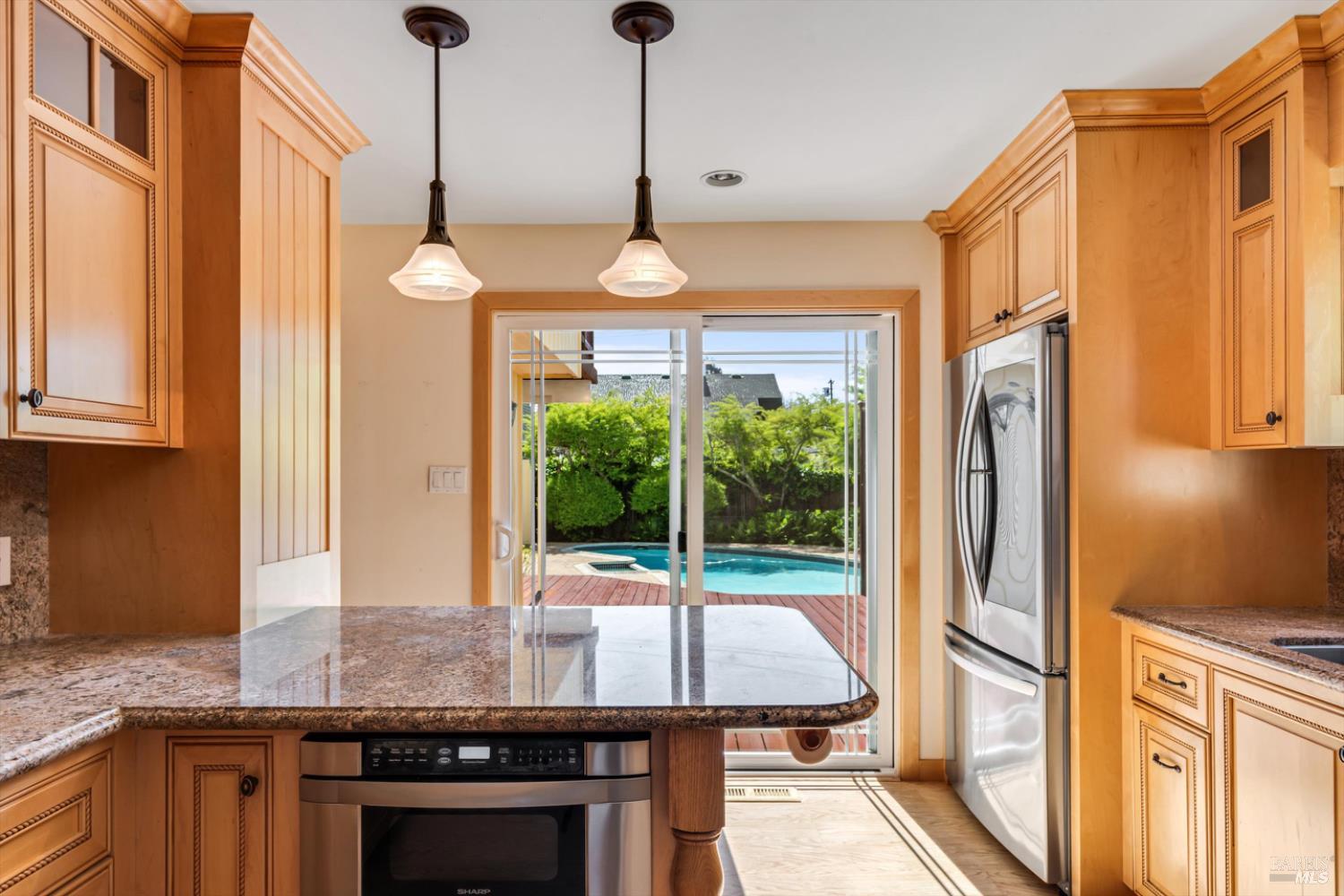 Detail Gallery Image 11 of 30 For 811 D St, Petaluma,  CA 94952 - 4 Beds | 3 Baths