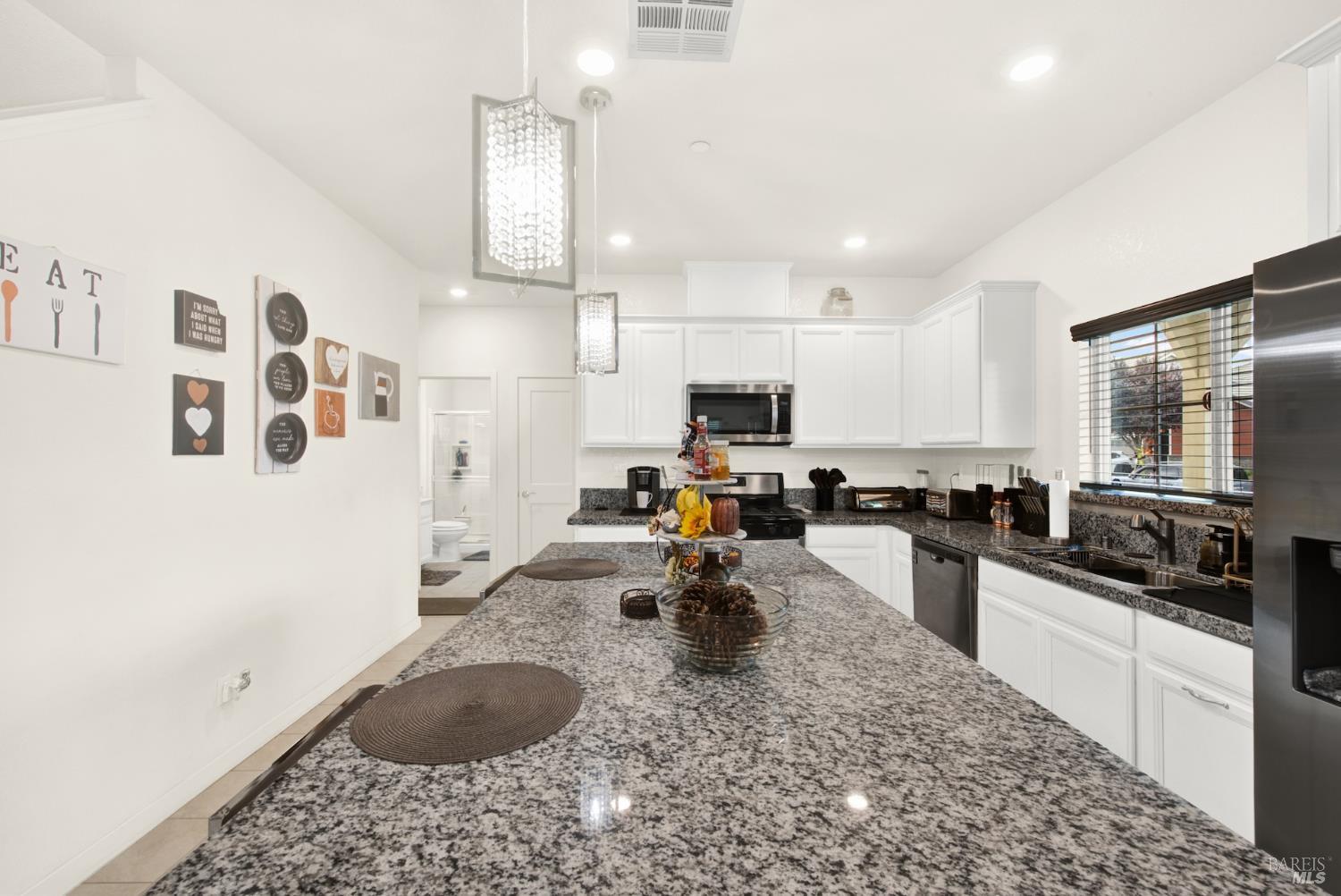 Detail Gallery Image 10 of 46 For 1100 Davidson Ct, Dixon,  CA 95620 - 4 Beds | 3 Baths