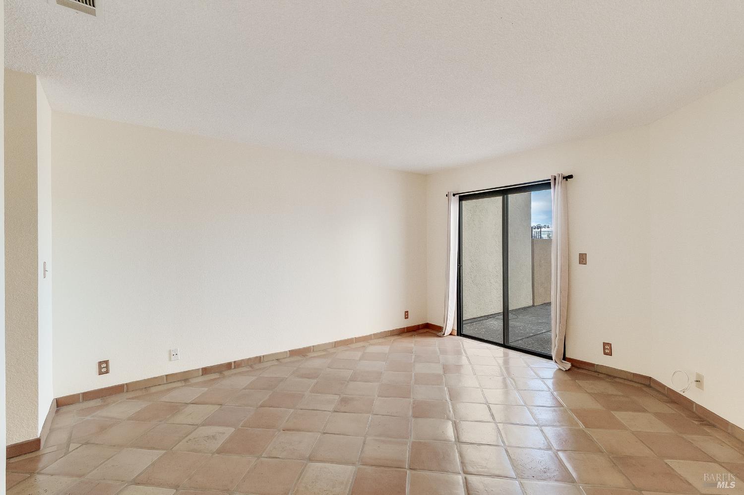 Detail Gallery Image 13 of 56 For 171 Nantucket Ln, Vallejo,  CA 94590 - 1 Beds | 1 Baths