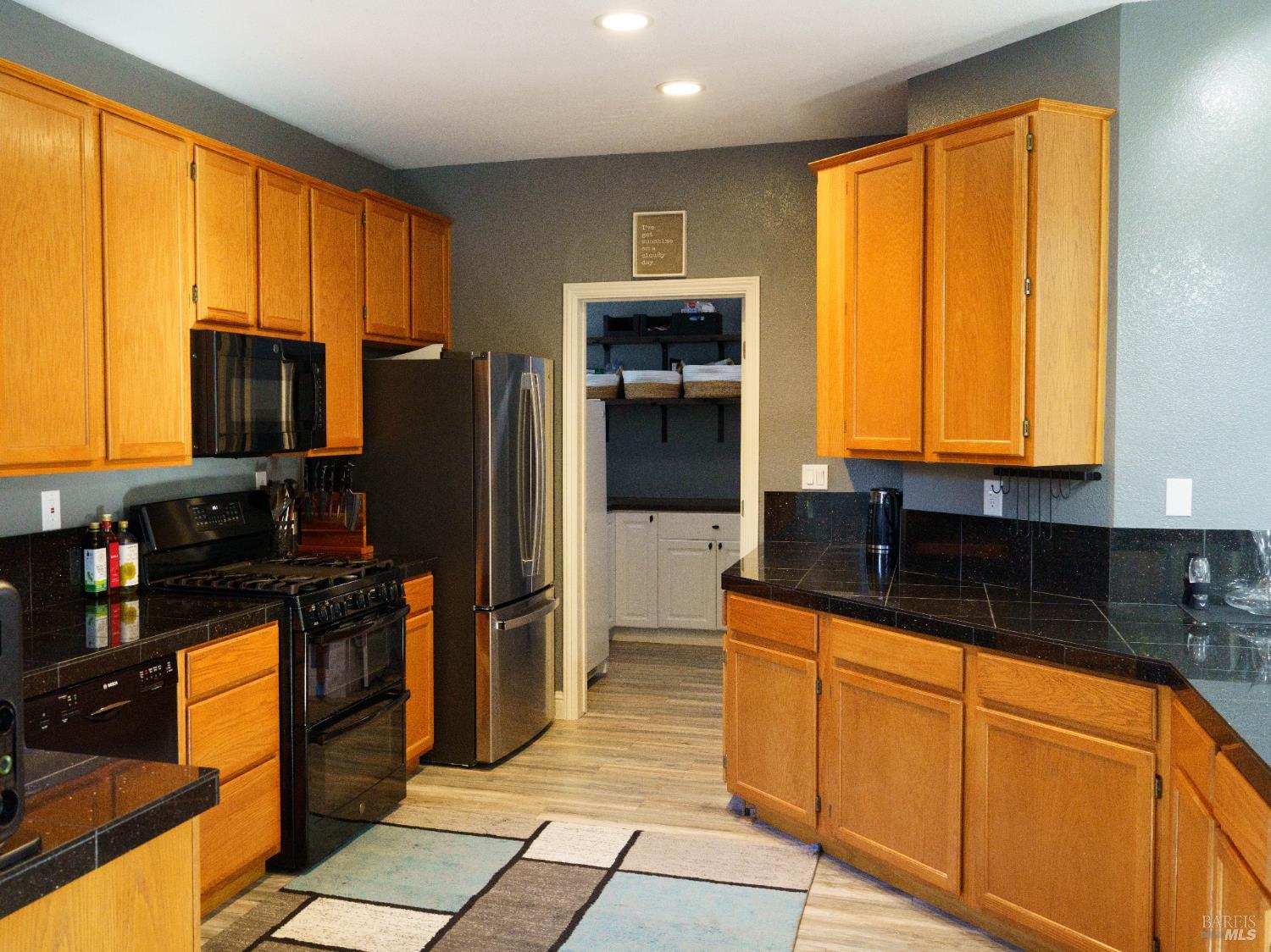 Detail Gallery Image 7 of 26 For 642 White Oak Ln, Vacaville,  CA 95687 - 4 Beds | 2/1 Baths