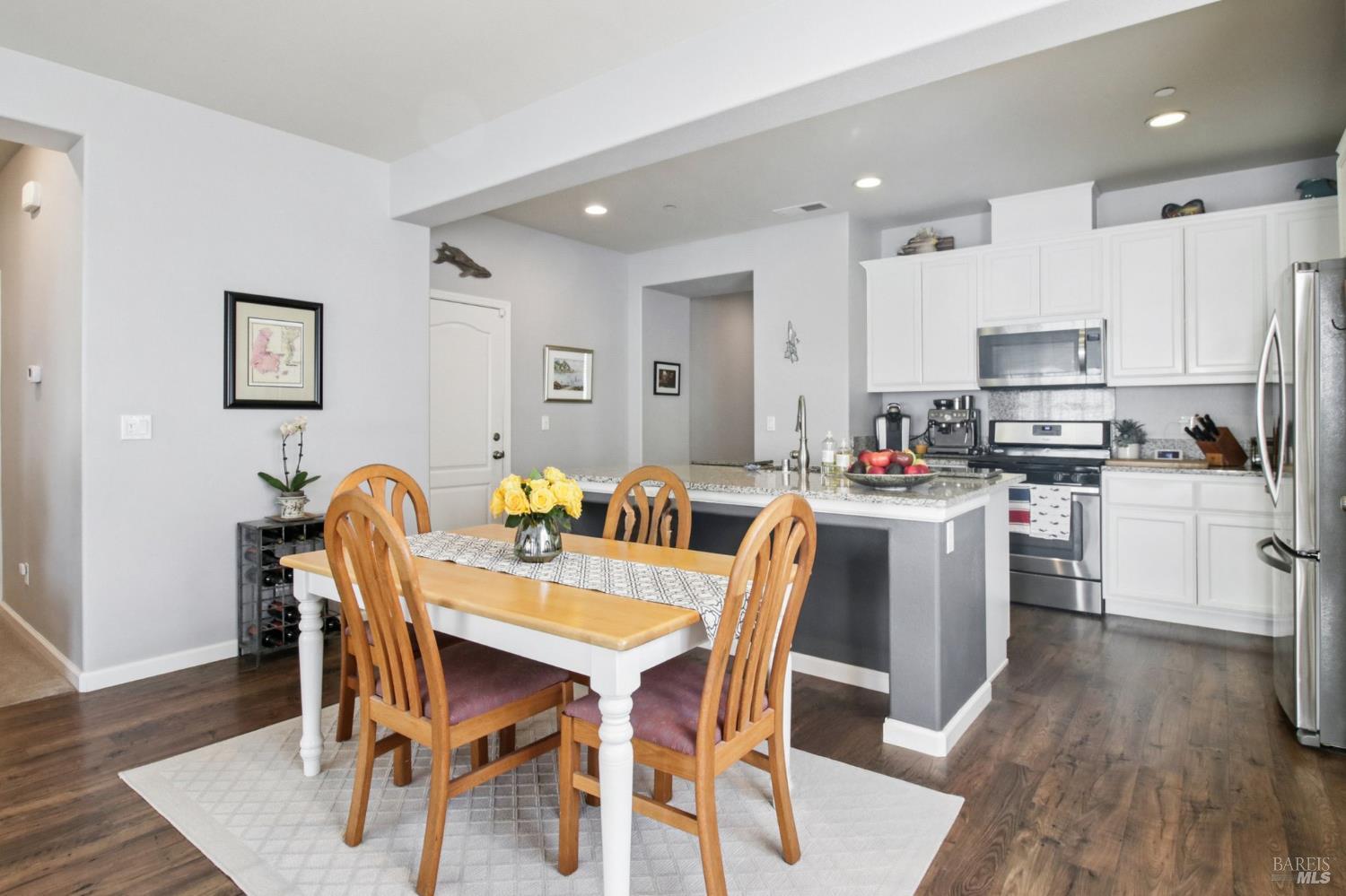 Detail Gallery Image 10 of 26 For 2455 Avignon Cir, Santa Rosa,  CA 95403 - 3 Beds | 2 Baths