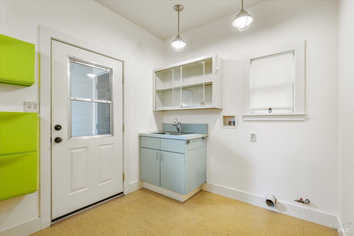 Detail Gallery Image 14 of 47 For 635 Brown St, Healdsburg,  CA 95448 - 3 Beds | 3/1 Baths