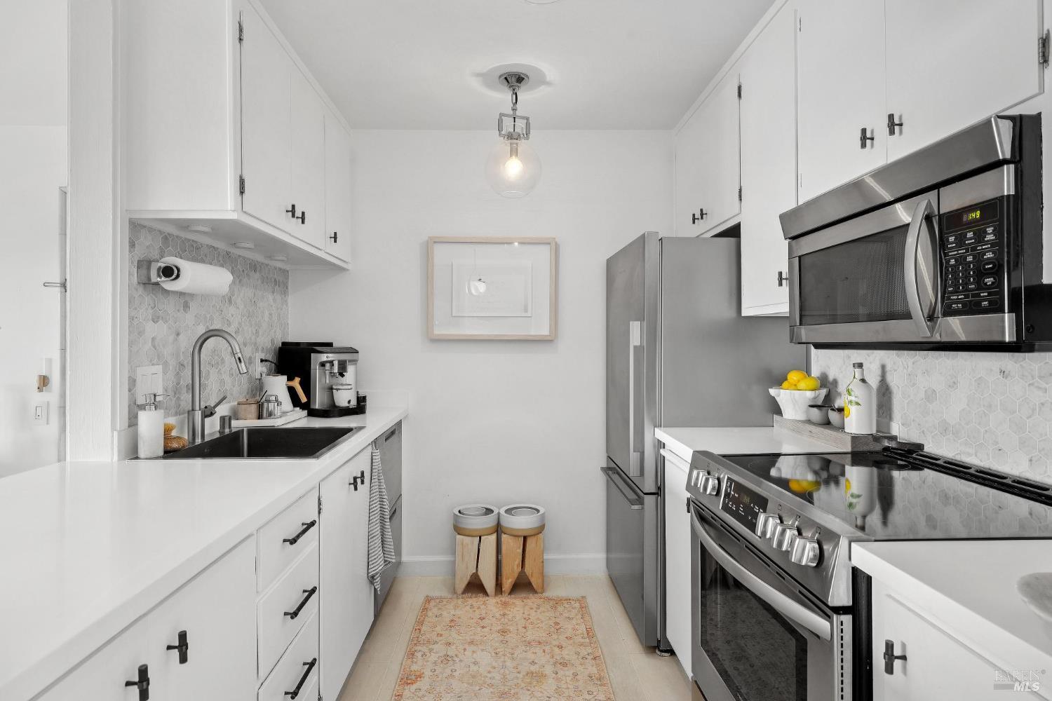 Detail Gallery Image 5 of 27 For 45 Harbor Oak Dr #14,  Tiburon,  CA 94920 - 1 Beds | 1 Baths