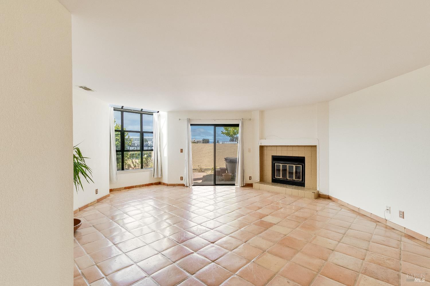 Detail Gallery Image 9 of 56 For 171 Nantucket Ln, Vallejo,  CA 94590 - 1 Beds | 1 Baths