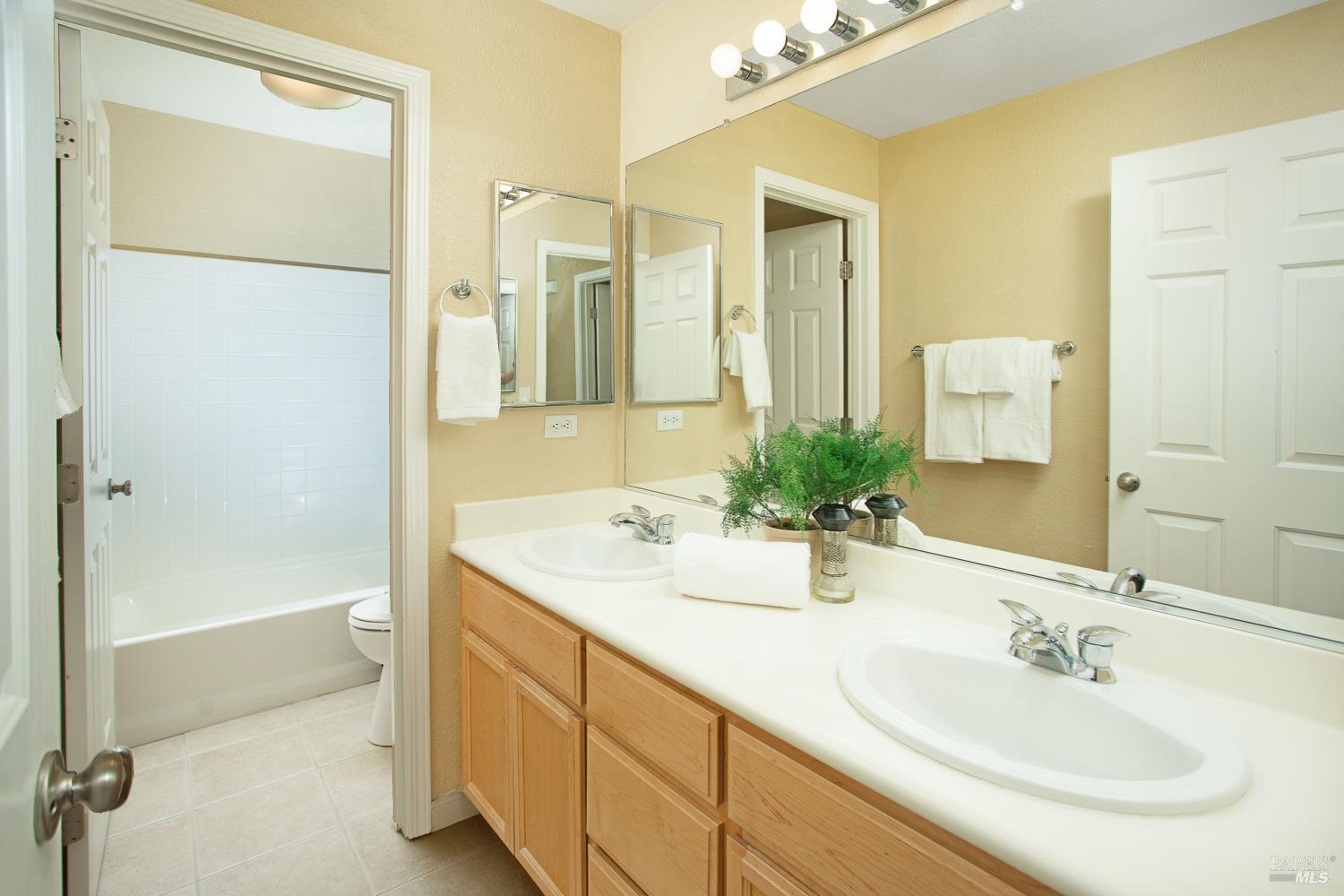 Detail Gallery Image 38 of 68 For 1440 Folsom Downs Cir, Dixon,  CA 95620 - 5 Beds | 3/1 Baths