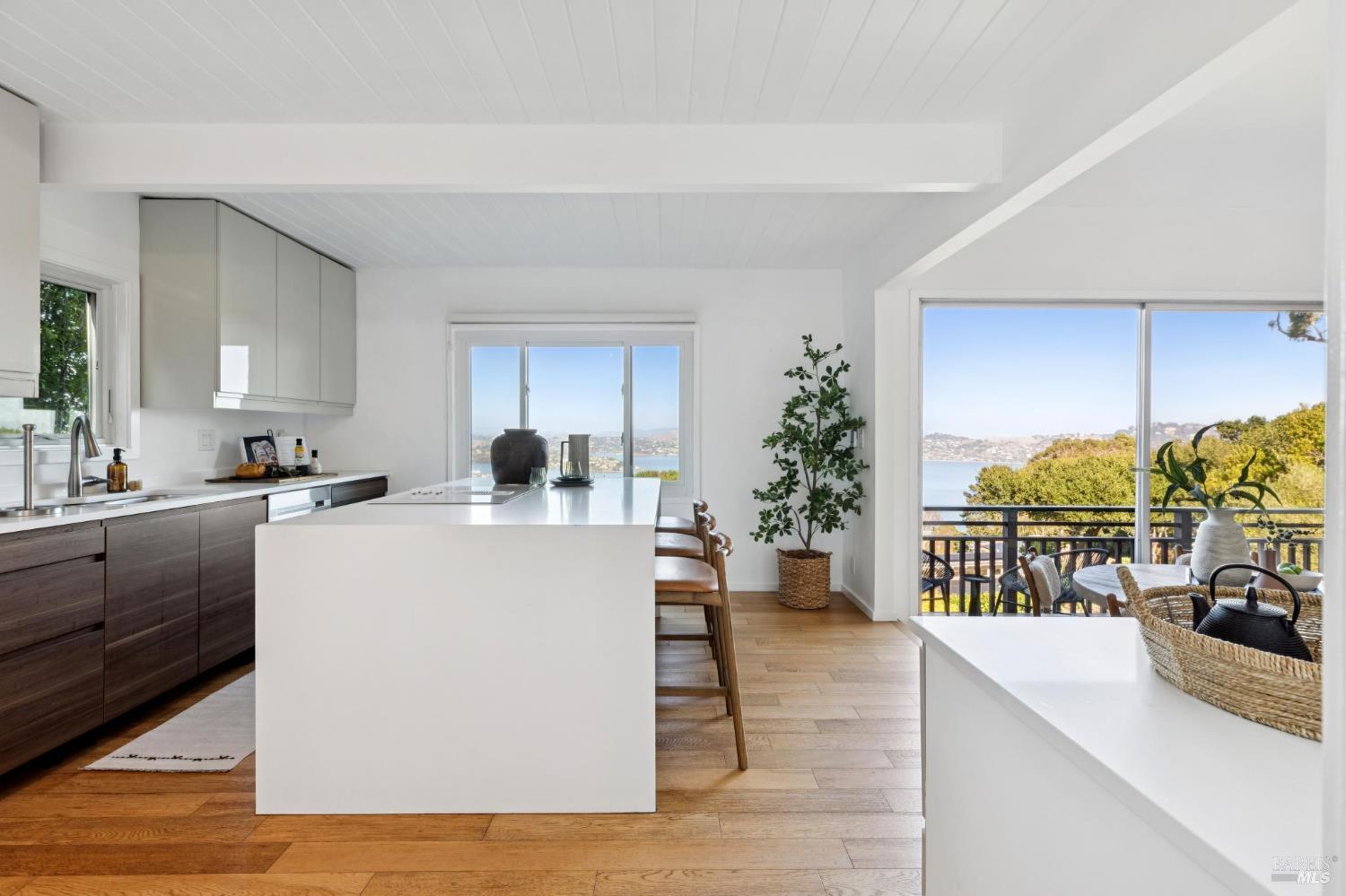 Detail Gallery Image 8 of 68 For 20 Crecienta Dr, Sausalito,  CA 94965 - 3 Beds | 2 Baths