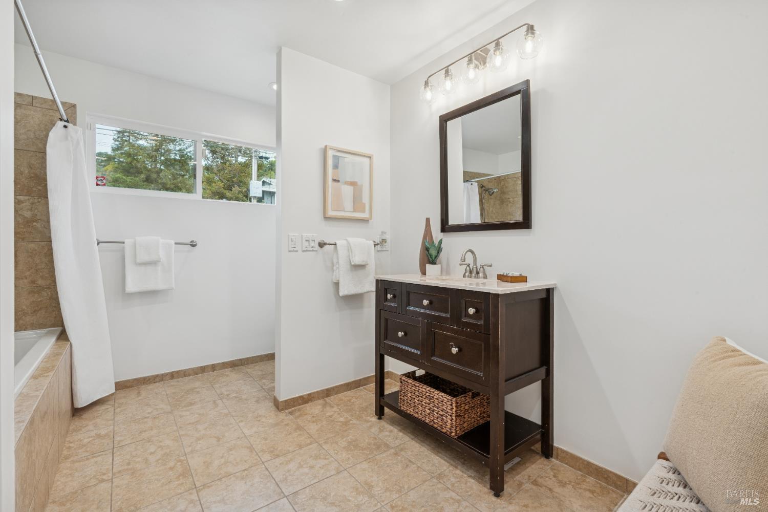 Detail Gallery Image 40 of 57 For 24 Bonnie Banks Way, San Rafael,  CA 94901 - 4 Beds | 3/1 Baths