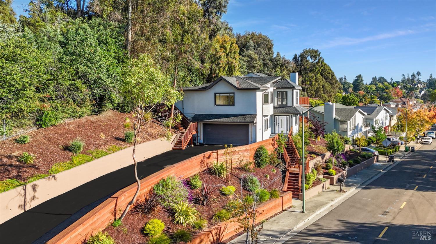 Detail Gallery Image 2 of 34 For 3330 Monterey Blvd, Oakland,  CA 94602 - 5 Beds | 3/1 Baths