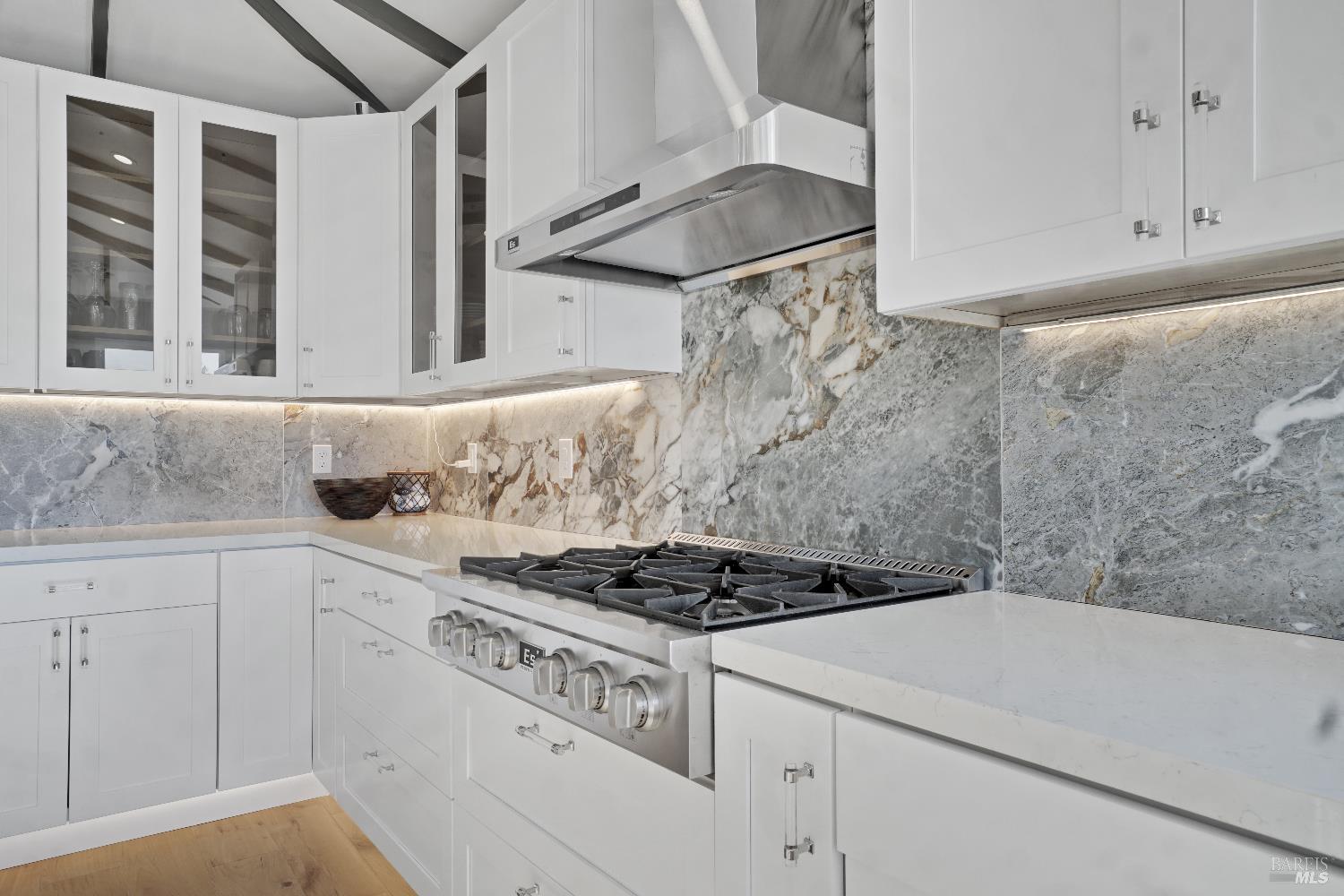 Detail Gallery Image 3 of 34 For 3330 Monterey Blvd, Oakland,  CA 94602 - 5 Beds | 3/1 Baths