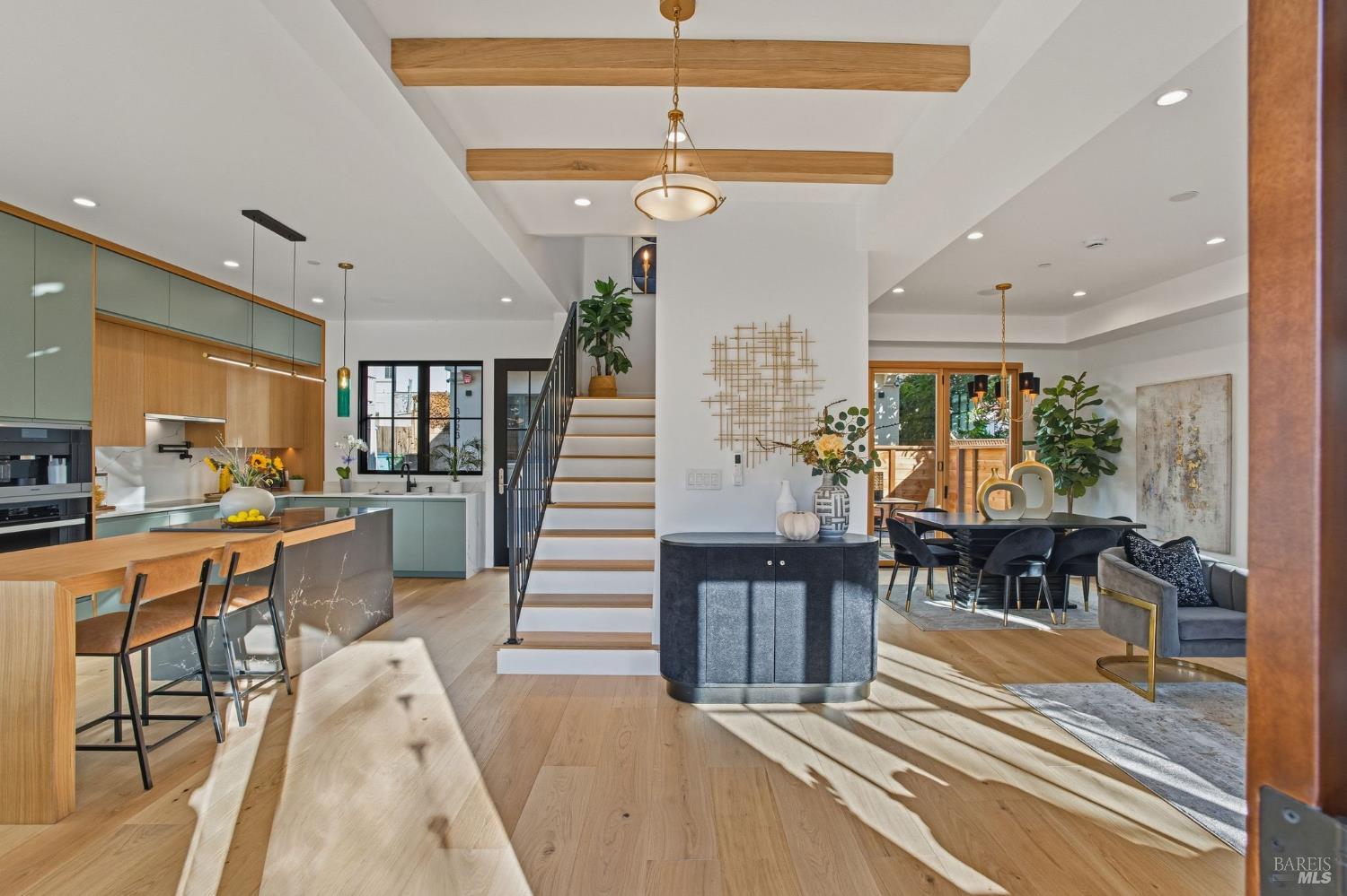 Detail Gallery Image 3 of 34 For 3021 Bateman St, Berkeley,  CA 94705 - 3 Beds | 2/1 Baths