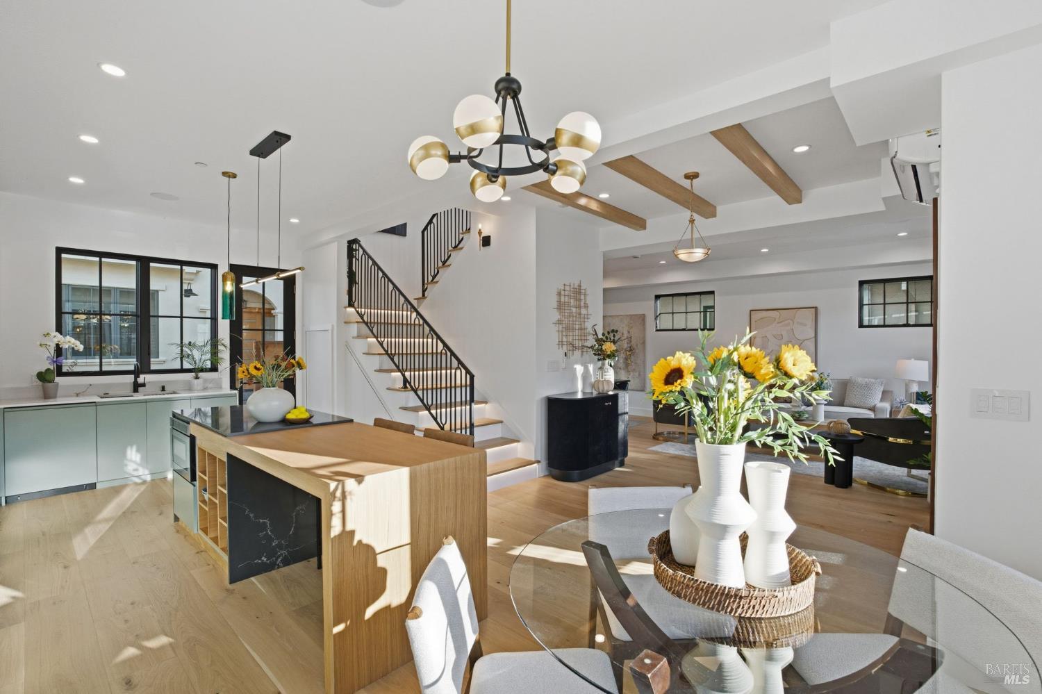 Detail Gallery Image 14 of 34 For 3021 Bateman St, Berkeley,  CA 94705 - 3 Beds | 2/1 Baths