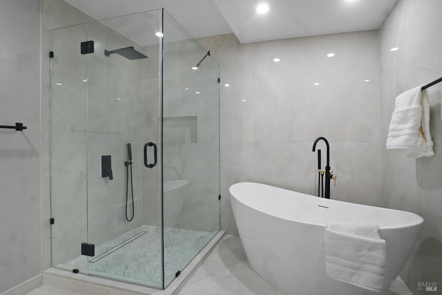 Detail Gallery Image 12 of 34 For 3330 Monterey Blvd, Oakland,  CA 94602 - 5 Beds | 3/1 Baths