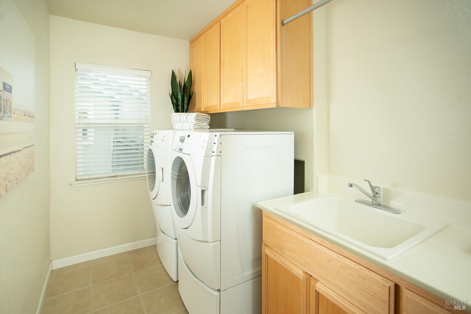 Detail Gallery Image 30 of 68 For 1440 Folsom Downs Cir, Dixon,  CA 95620 - 5 Beds | 3/1 Baths