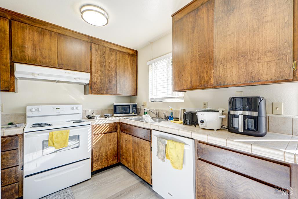 Detail Gallery Image 6 of 11 For 722 Orchard St, Santa Rosa,  CA 95404 - – Beds | – Baths