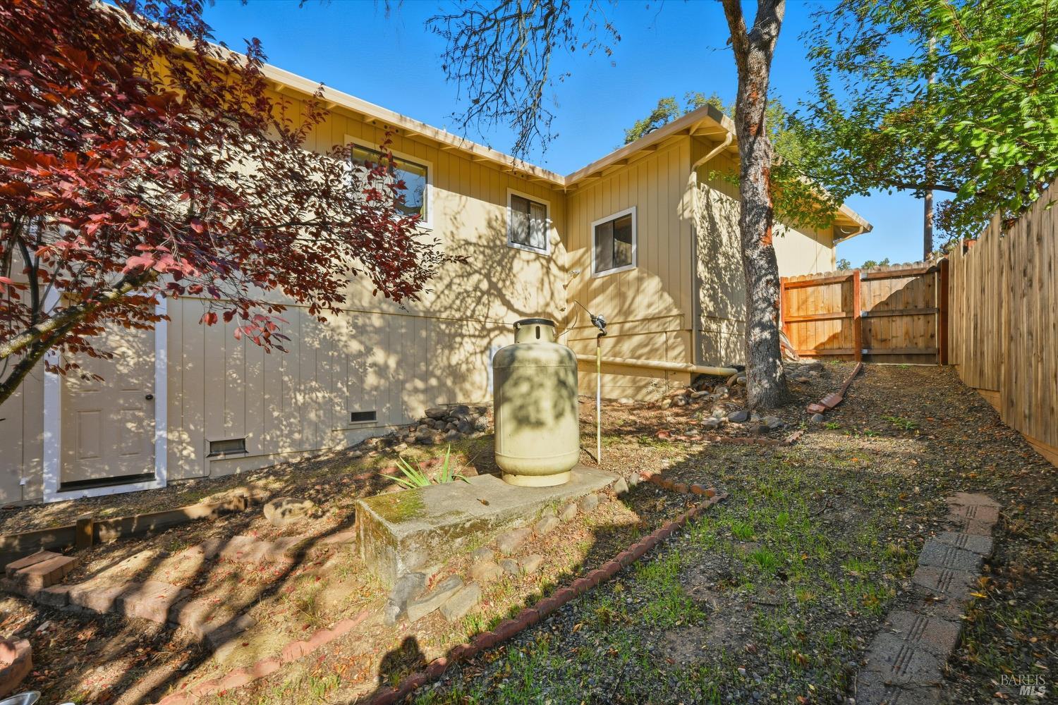 Detail Gallery Image 27 of 34 For 17937 Moon Hill Ct, Hidden Valley Lake,  CA 95467 - 3 Beds | 2 Baths