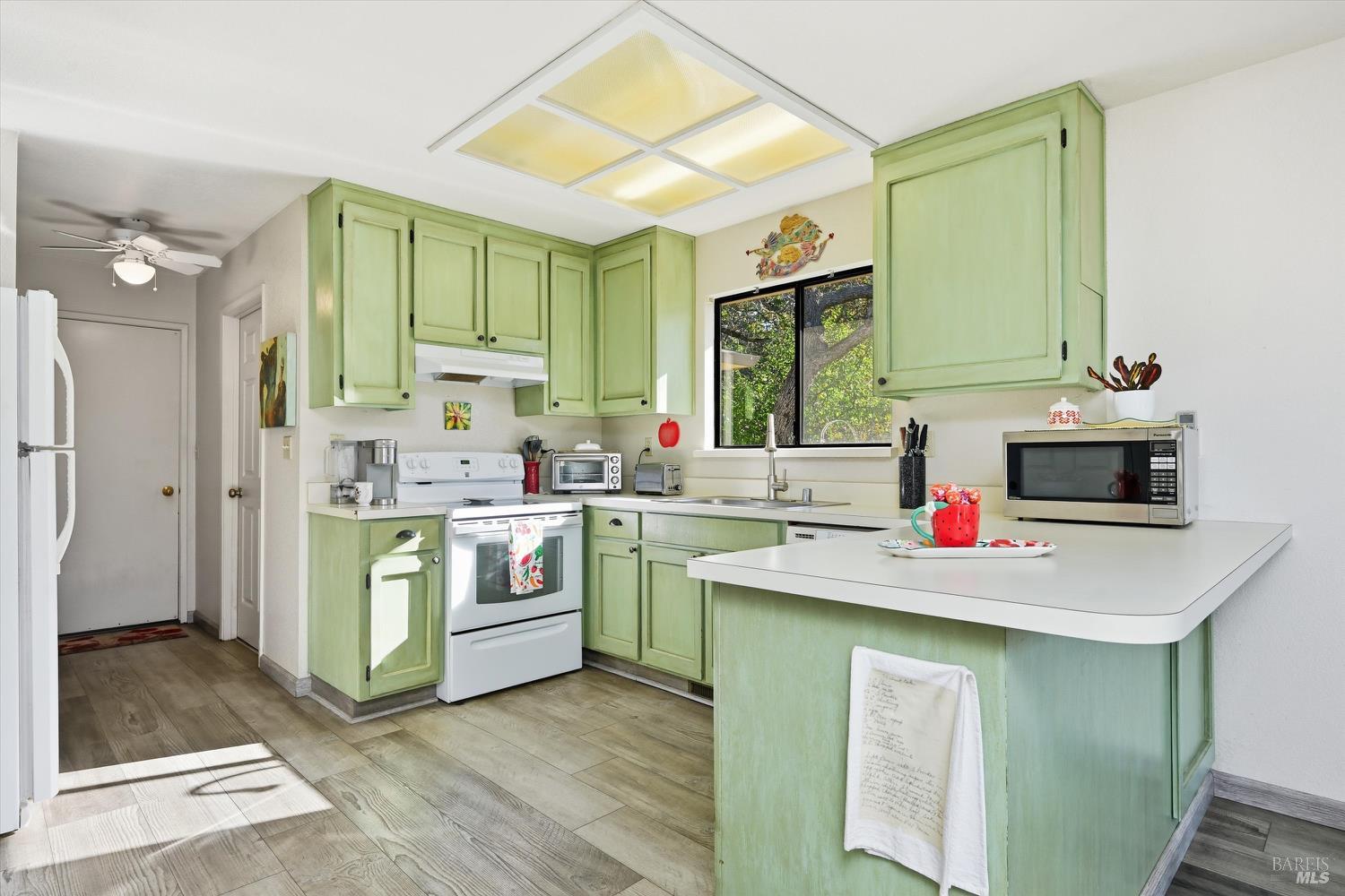 Detail Gallery Image 11 of 34 For 17937 Moon Hill Ct, Hidden Valley Lake,  CA 95467 - 3 Beds | 2 Baths