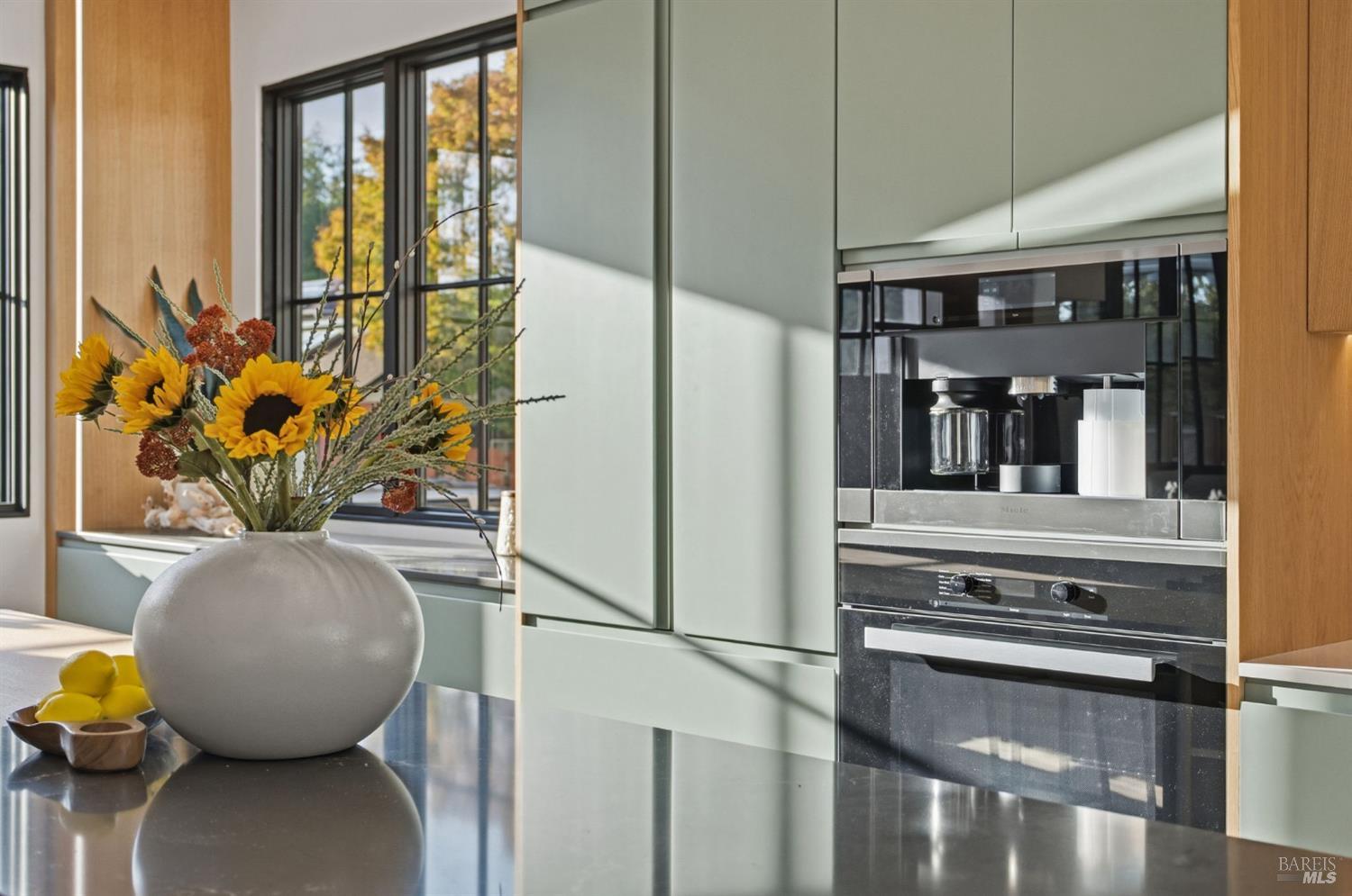 Detail Gallery Image 11 of 34 For 3021 Bateman St, Berkeley,  CA 94705 - 3 Beds | 2/1 Baths