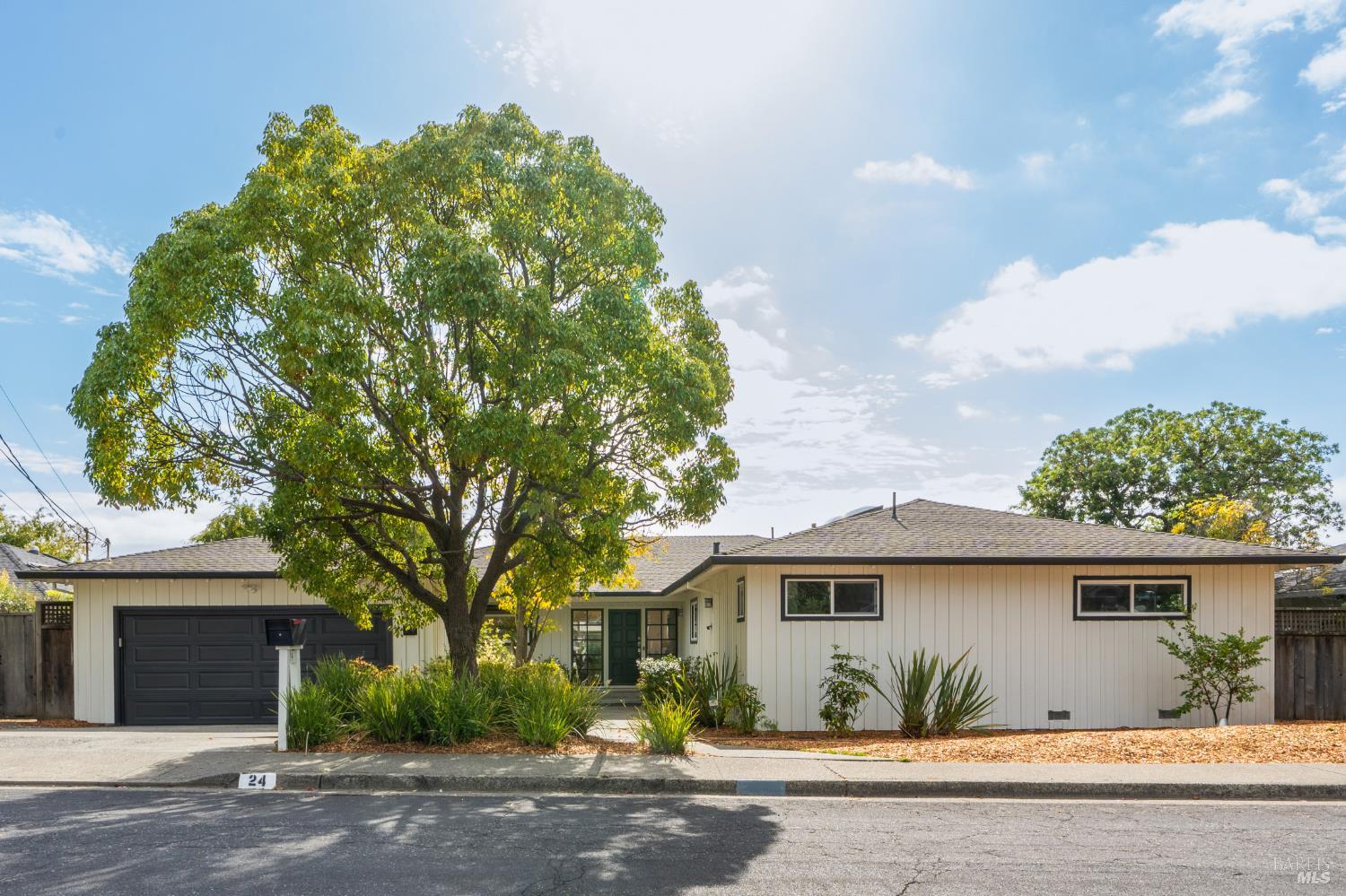 Detail Gallery Image 2 of 57 For 24 Bonnie Banks Way, San Rafael,  CA 94901 - 4 Beds | 3/1 Baths