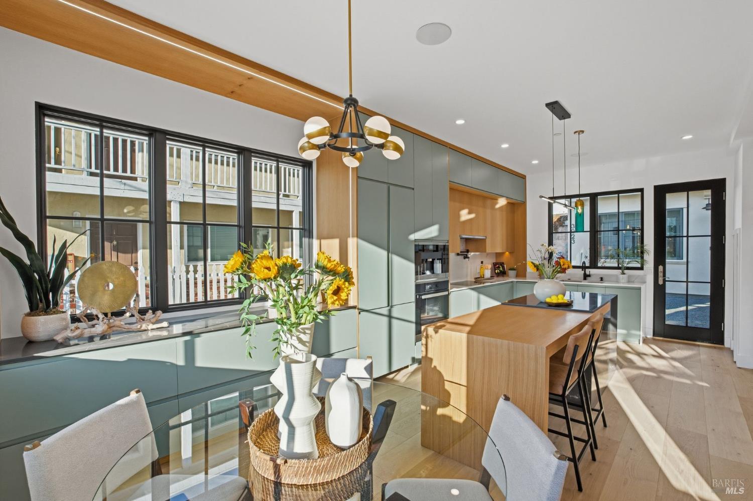 Detail Gallery Image 7 of 34 For 3021 Bateman St, Berkeley,  CA 94705 - 3 Beds | 2/1 Baths