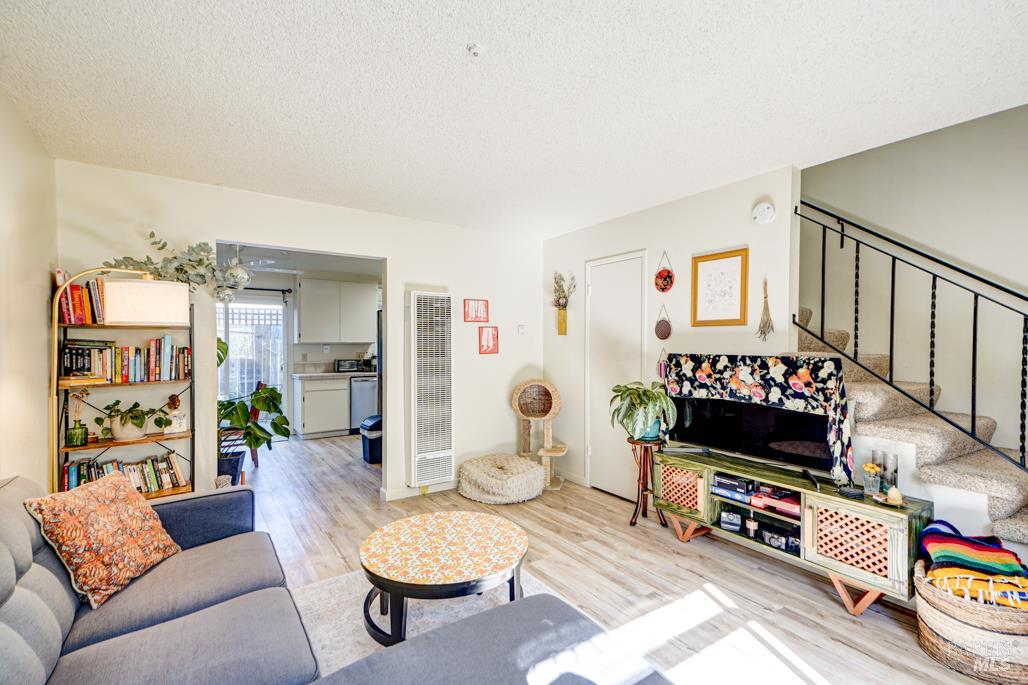 Detail Gallery Image 5 of 14 For 726 Orchard St, Santa Rosa,  CA 95404 - – Beds | – Baths