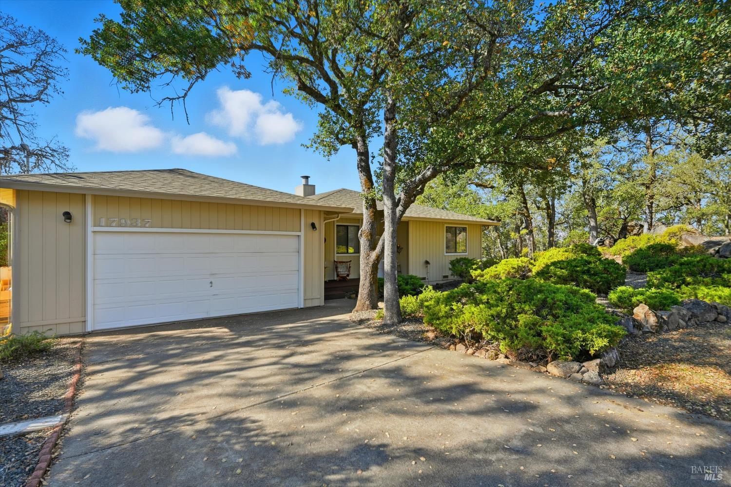 Detail Gallery Image 33 of 34 For 17937 Moon Hill Ct, Hidden Valley Lake,  CA 95467 - 3 Beds | 2 Baths