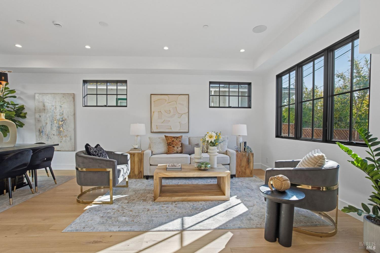 Detail Gallery Image 5 of 34 For 3021 Bateman St, Berkeley,  CA 94705 - 3 Beds | 2/1 Baths