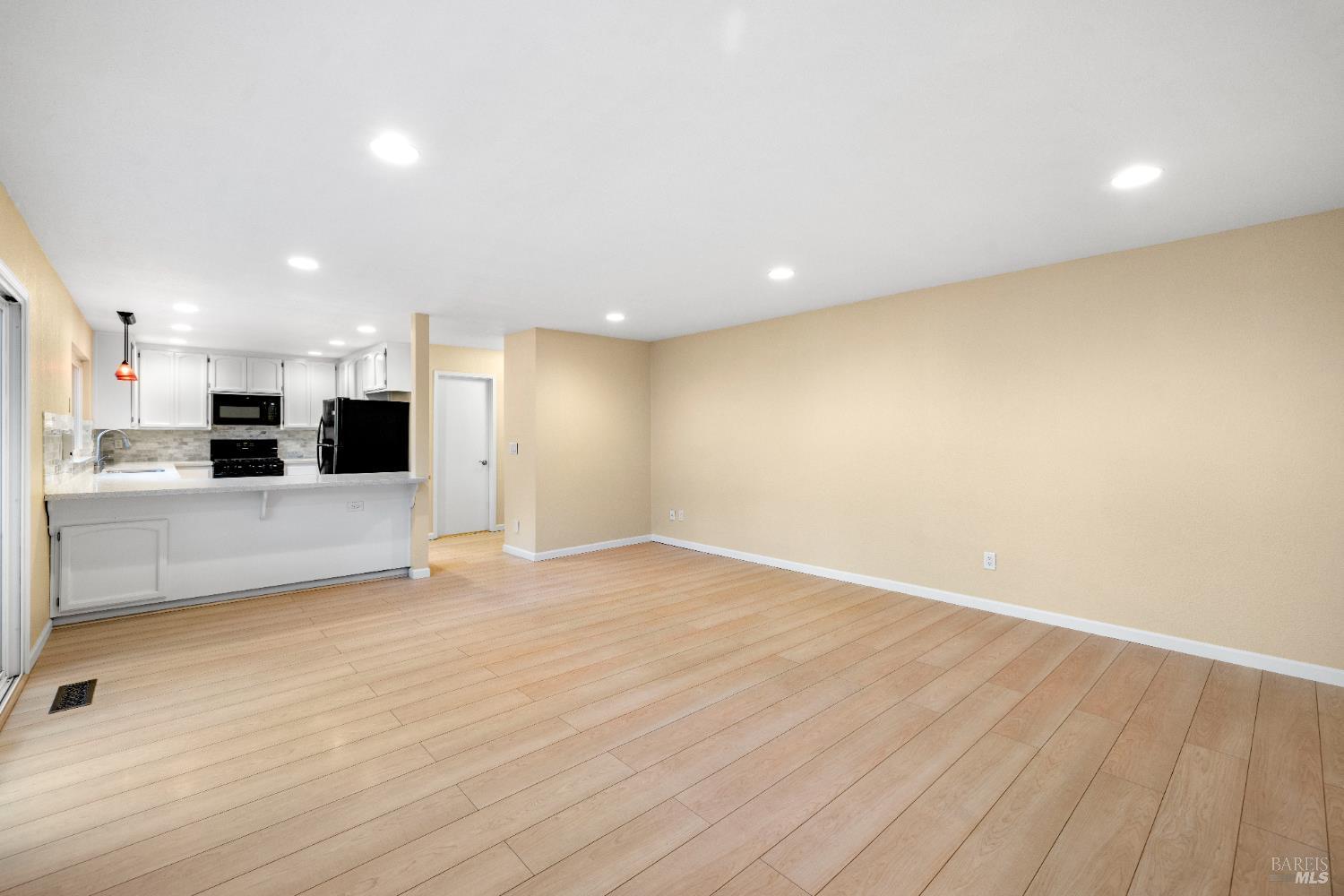 Detail Gallery Image 9 of 26 For 985 Hacienda Cir, Rohnert Park,  CA 94928 - 2 Beds | 1/1 Baths