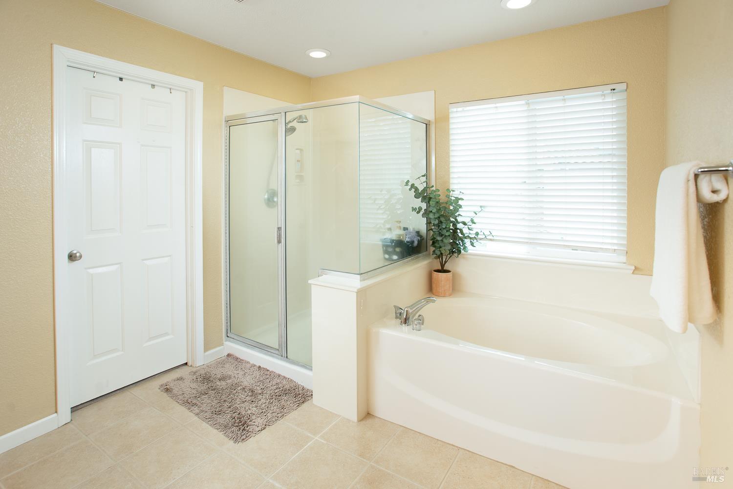 Detail Gallery Image 37 of 68 For 1440 Folsom Downs Cir, Dixon,  CA 95620 - 5 Beds | 3/1 Baths