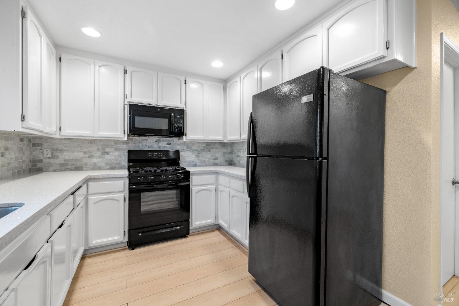 Detail Gallery Image 12 of 26 For 985 Hacienda Cir, Rohnert Park,  CA 94928 - 2 Beds | 1/1 Baths