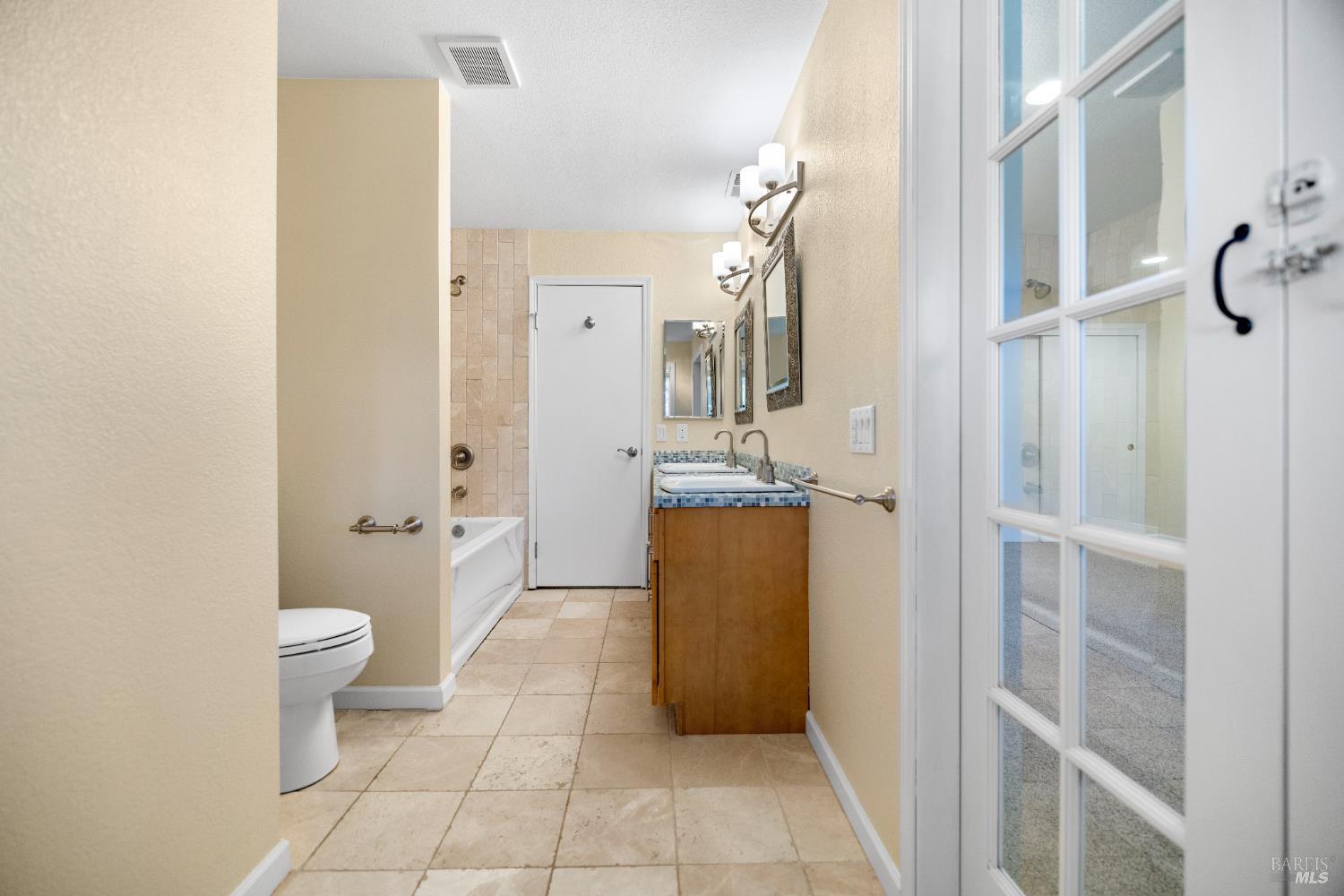 Detail Gallery Image 19 of 26 For 985 Hacienda Cir, Rohnert Park,  CA 94928 - 2 Beds | 1/1 Baths