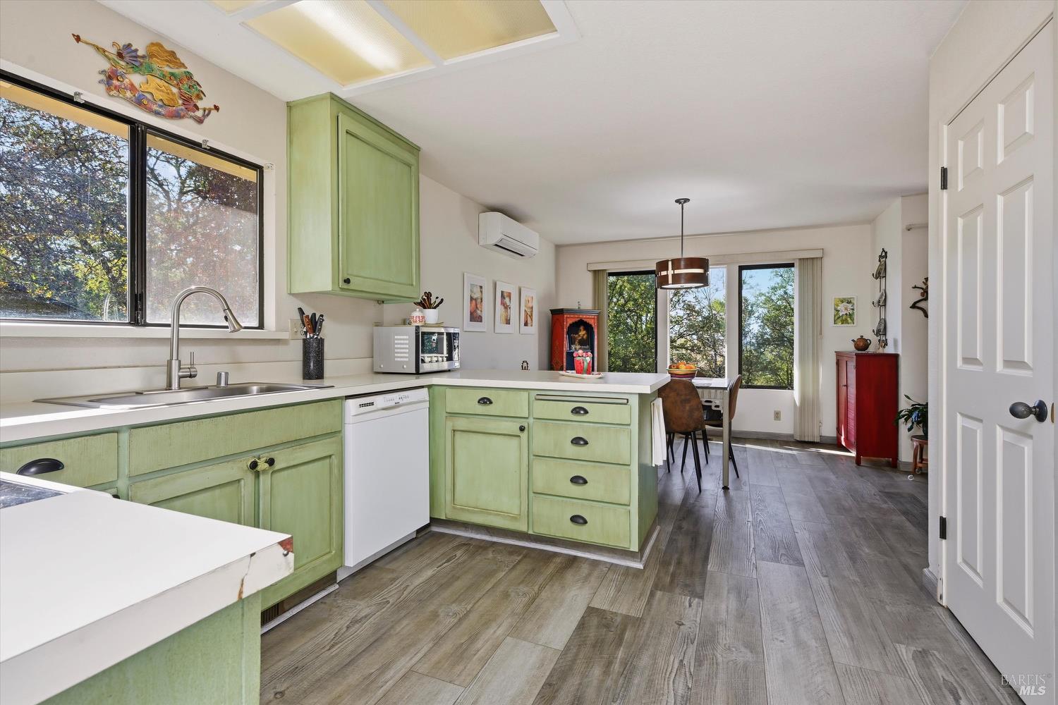 Detail Gallery Image 14 of 34 For 17937 Moon Hill Ct, Hidden Valley Lake,  CA 95467 - 3 Beds | 2 Baths