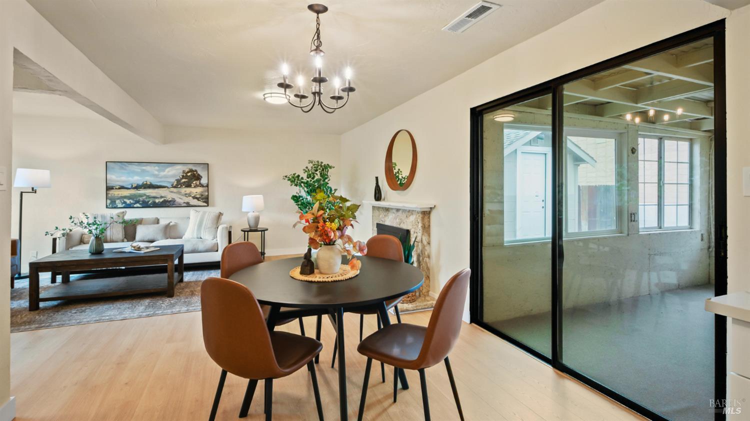 Detail Gallery Image 8 of 38 For 65 Arlington Dr, Petaluma,  CA 94952 - 3 Beds | 2 Baths