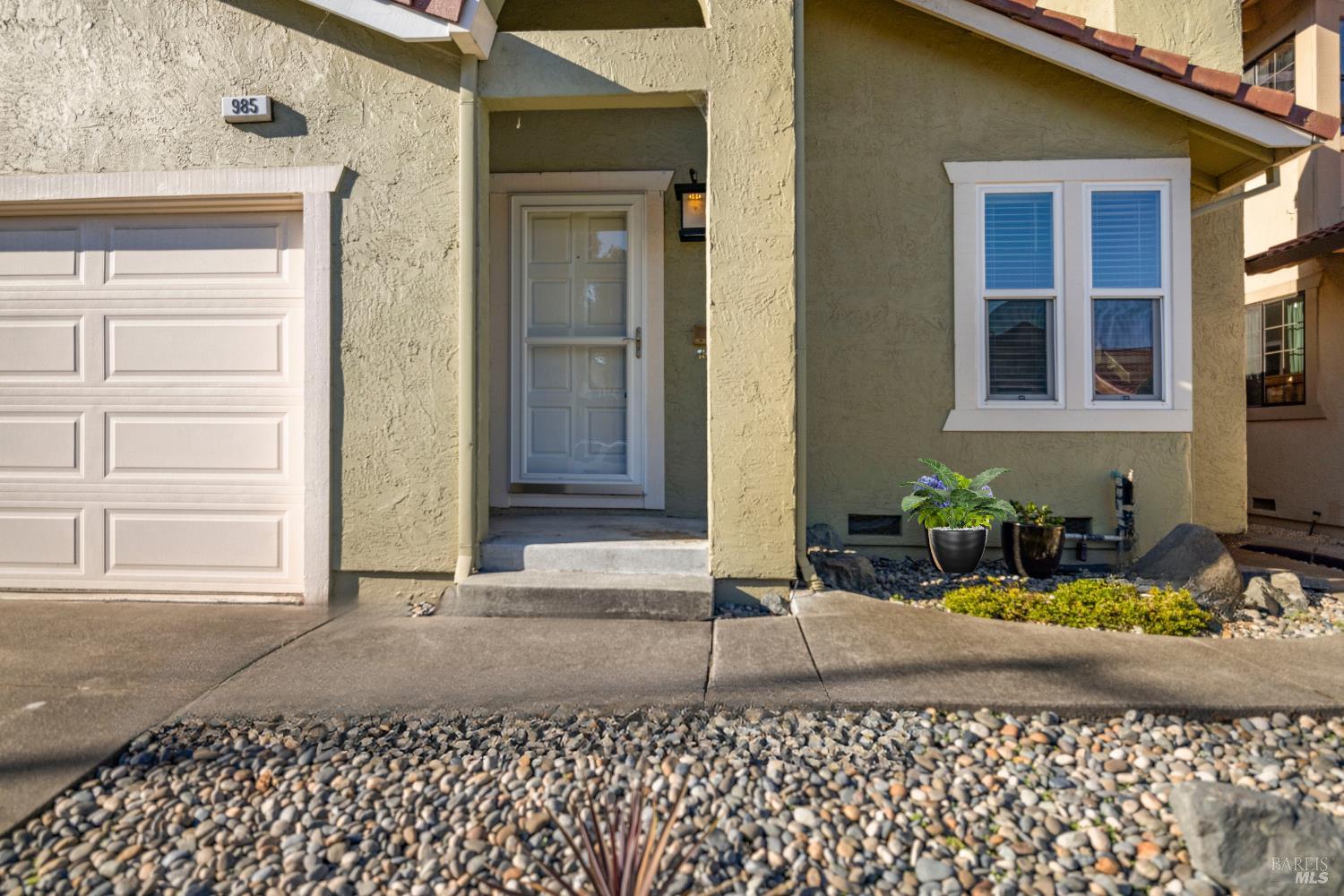 Detail Gallery Image 2 of 26 For 985 Hacienda Cir, Rohnert Park,  CA 94928 - 2 Beds | 1/1 Baths